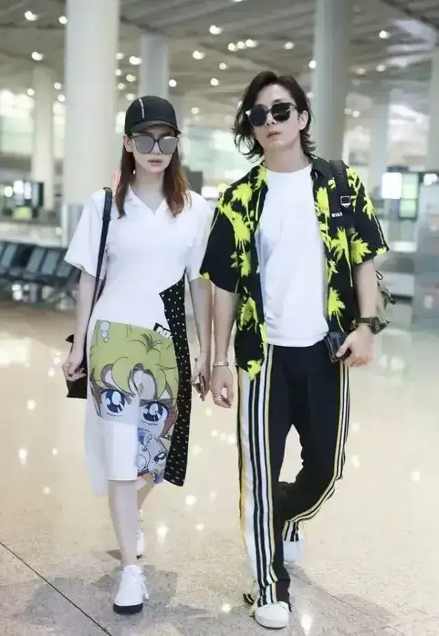 戚薇,李承铉两人颜值超高,衣品超好,无论是杂志照还是街拍图,合照都很