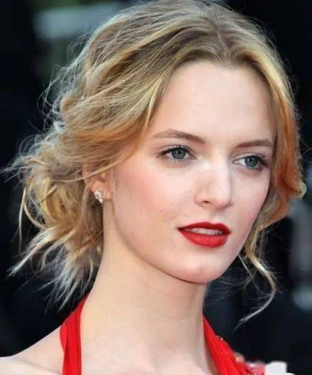 俄罗斯超模达丽雅·斯托寇思(daria strokous)这件红裙美艳性感,绑带