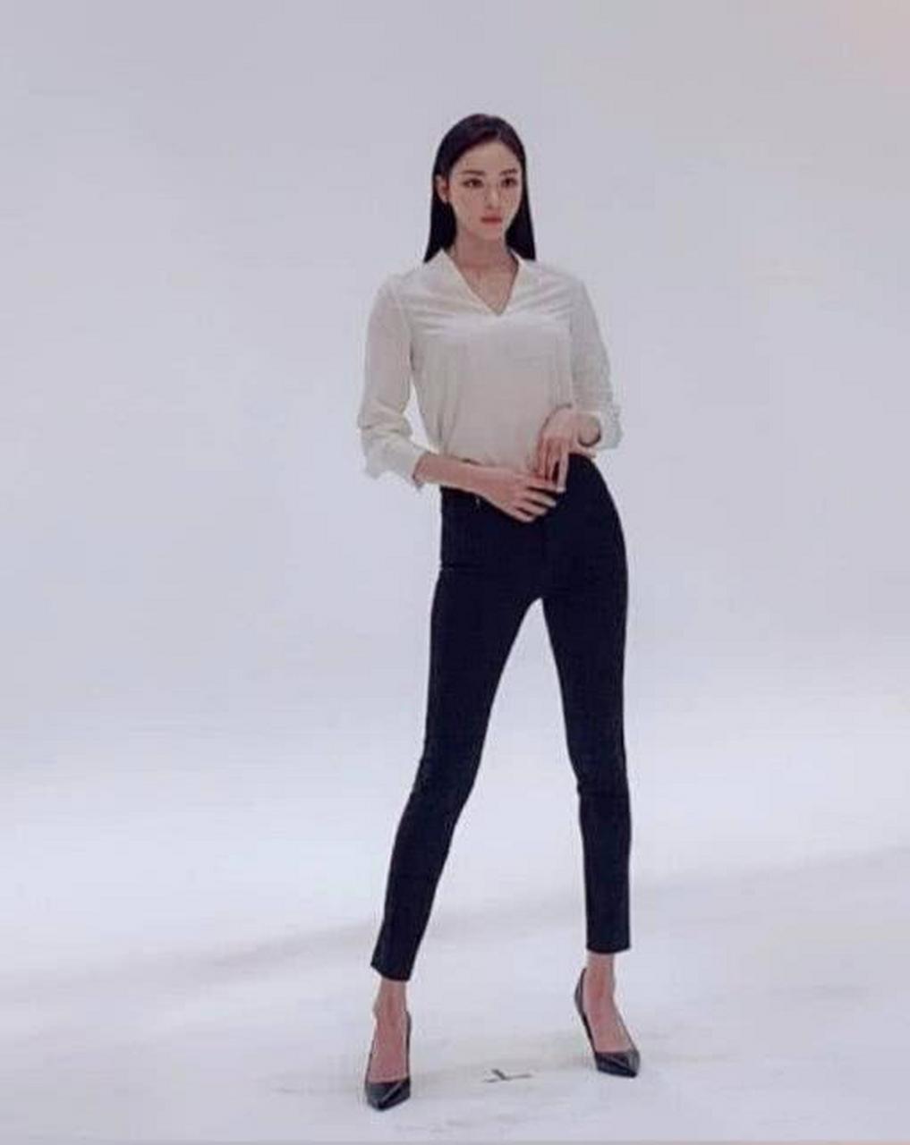 韩国腿精李多喜的几套穿搭 简单的牛仔裤t恤衫展露出完美的身材曲线
