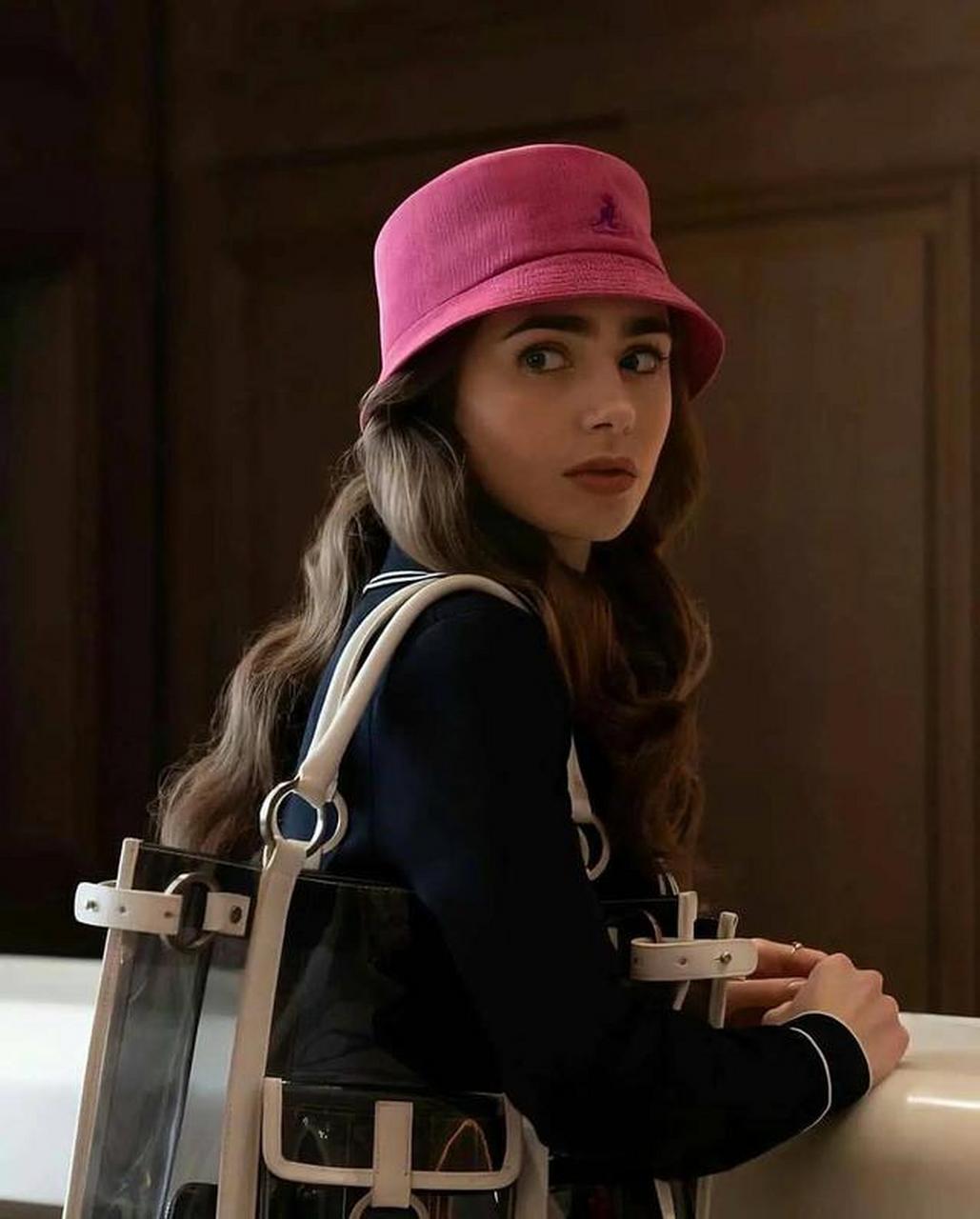 lilycollins主演的时尚美剧《艾米丽在巴黎》里,造型繁多,剧中造型