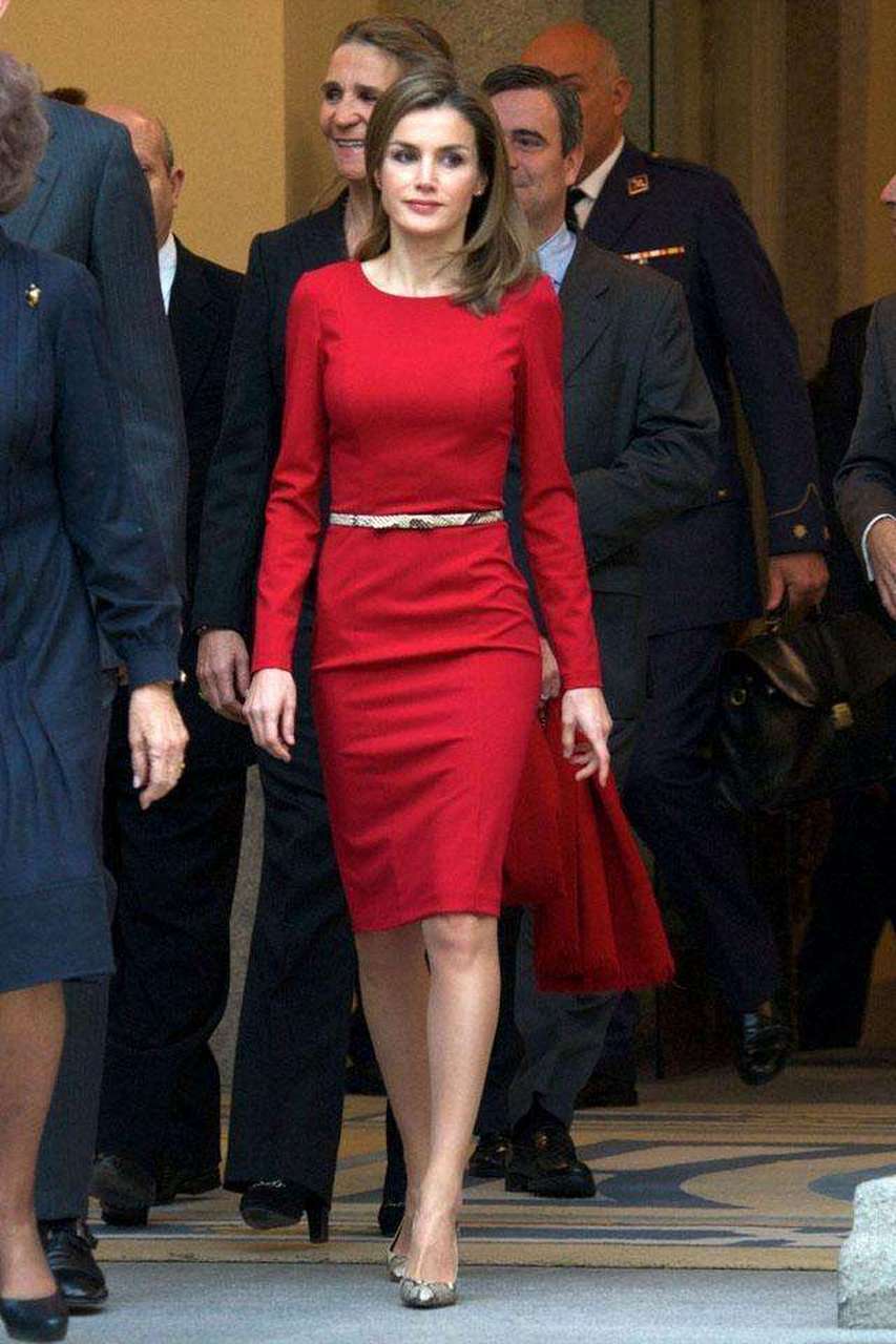 西班牙王后莱蒂齐亚是真的很适合红色,无论是西装套装还是礼服裙,莱后