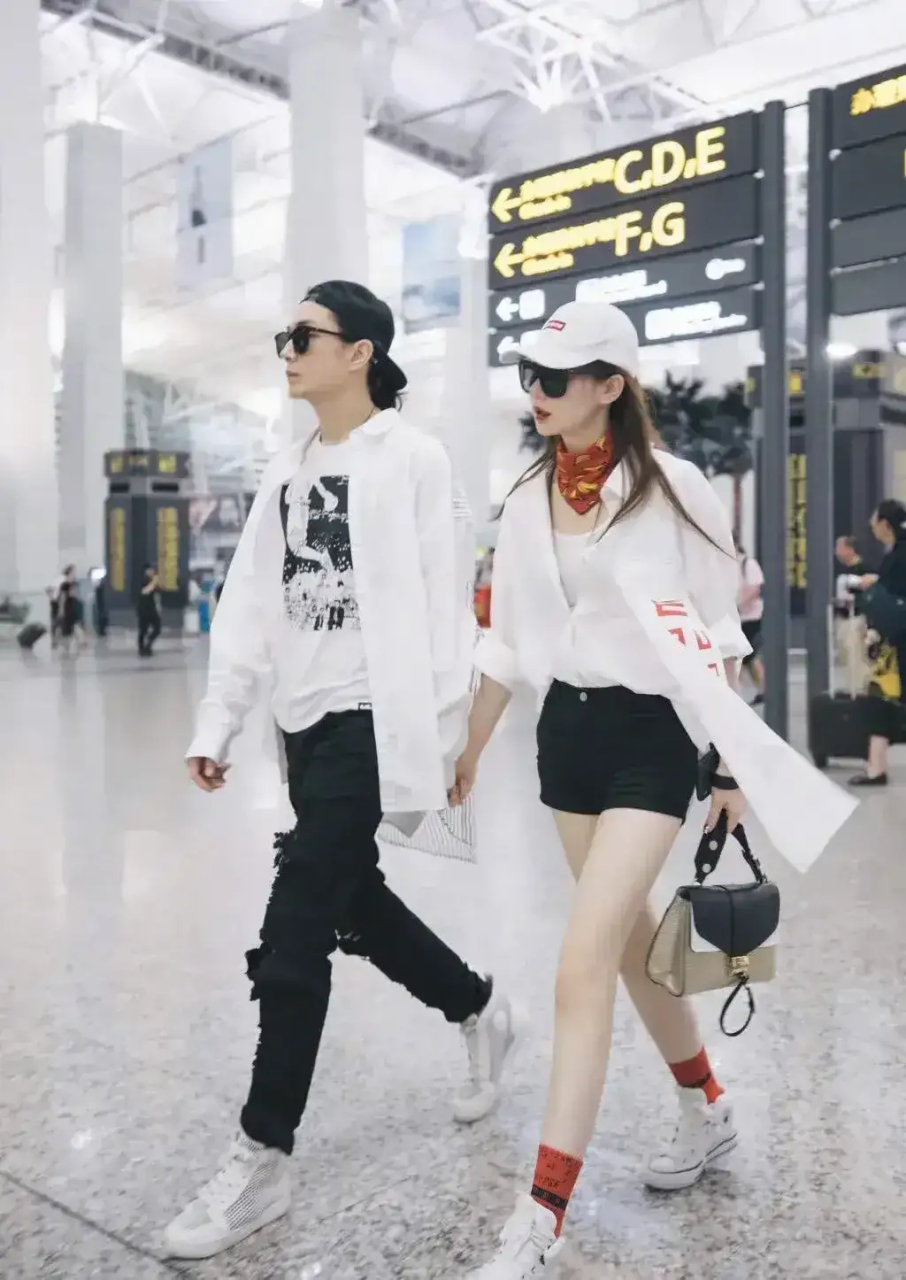 戚薇,李承铉两人颜值超高,衣品超好,无论是杂志照还是街拍图,合照都很