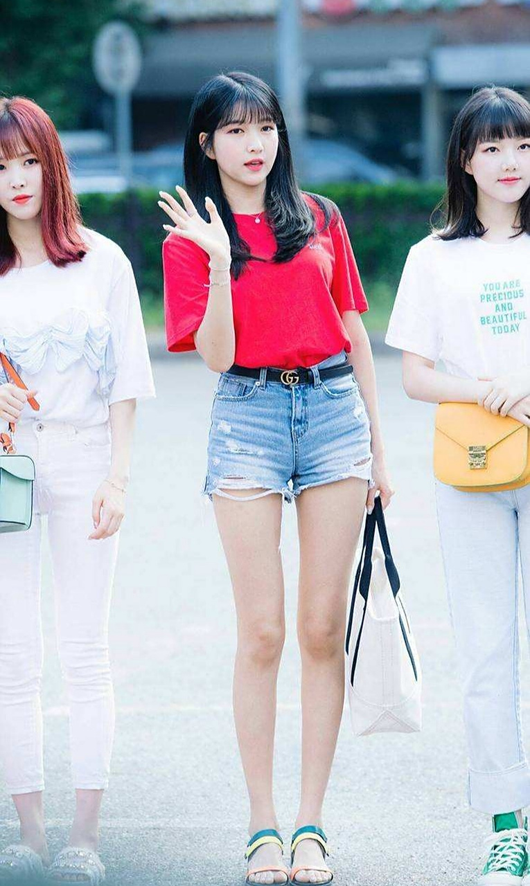号称"韩国女团腿队"的girlfriends组合队长金韶情身高173厘米,一双