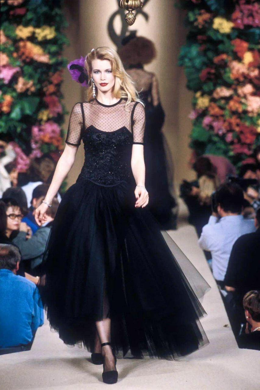 雪花娘娘claudia schiffer作为上世纪五大传奇超模,因其独特的气质被