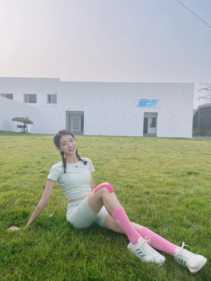 大长腿,真迷人 有球迷提到腾讯nba女主播雪儿,她原名宋雪莹,出生于