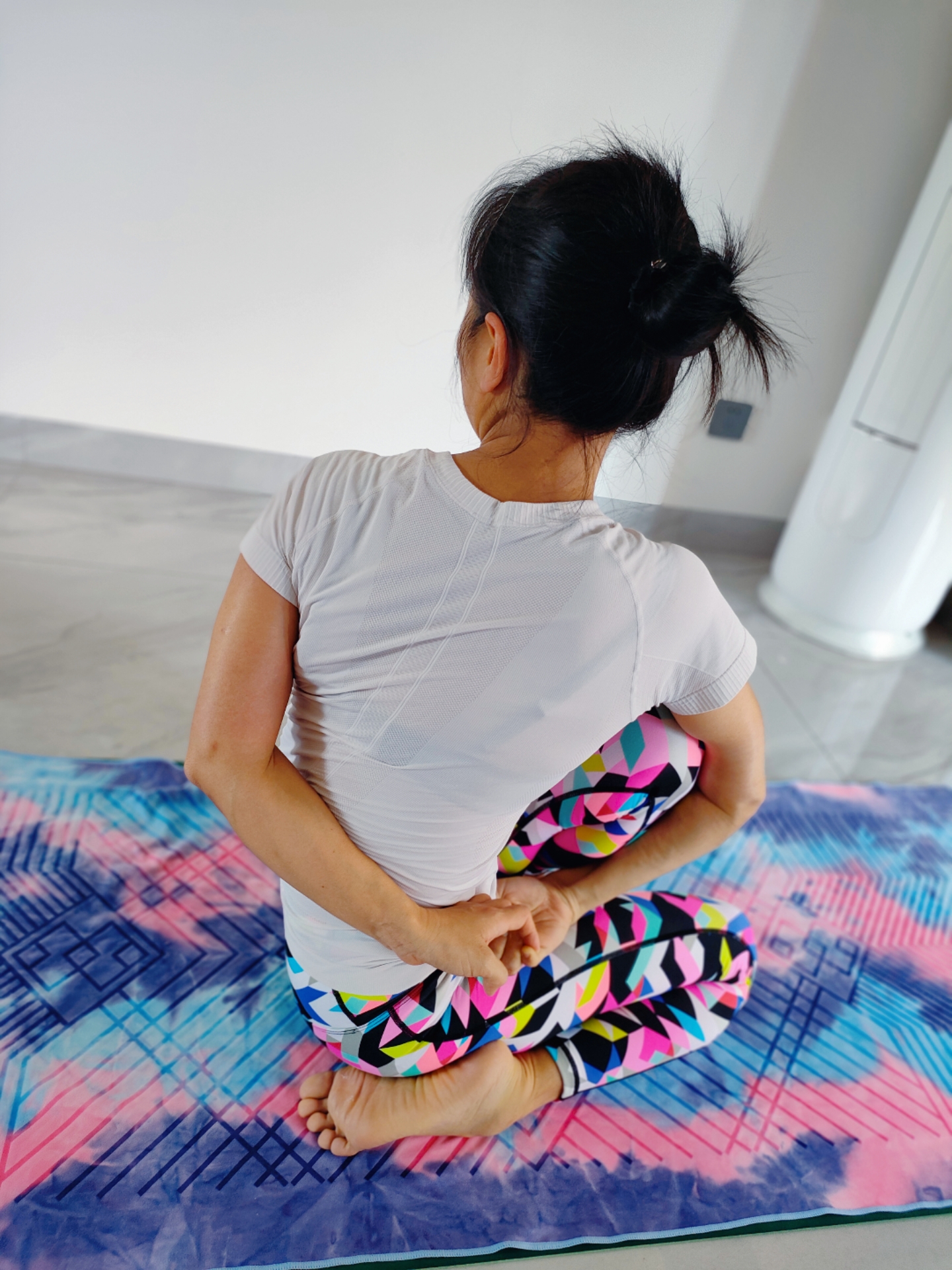 看这三个瘦子多灵活呀,直接反手就捆绑.坚持自立的练习很重要.