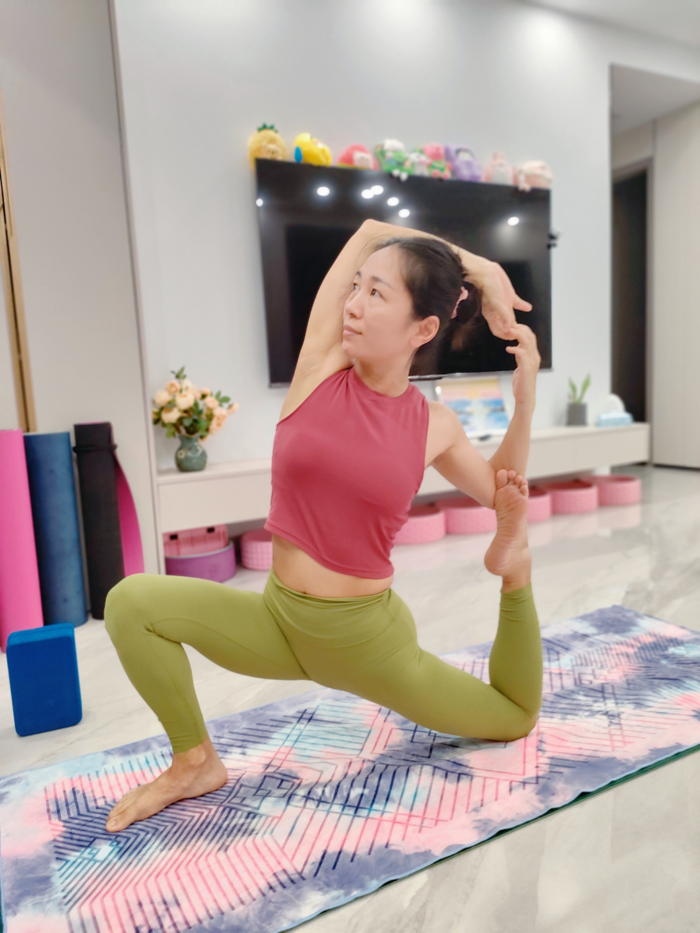 前面几张图片这个瑜伽体式叫马里奇d,万里挑一的人能完成.