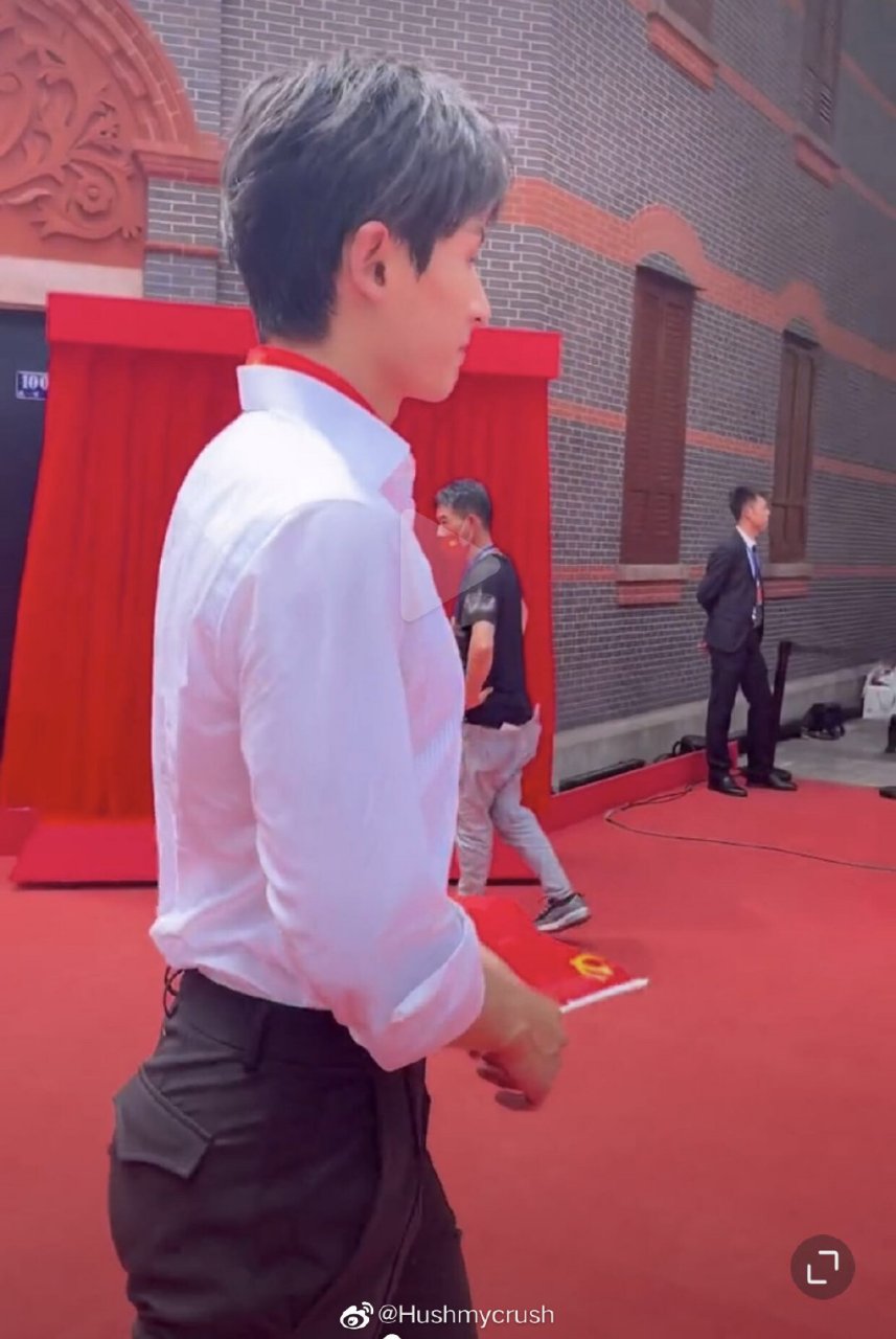 世上老公千千万,唯有老婆张哲瀚.老婆贴贴 #盛夏星光