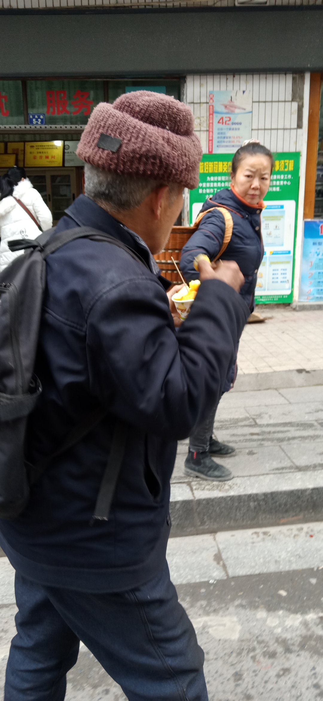 在人们眼里的正经人,在龙山街心花园全部可以得到证实,既当妓还立牌.