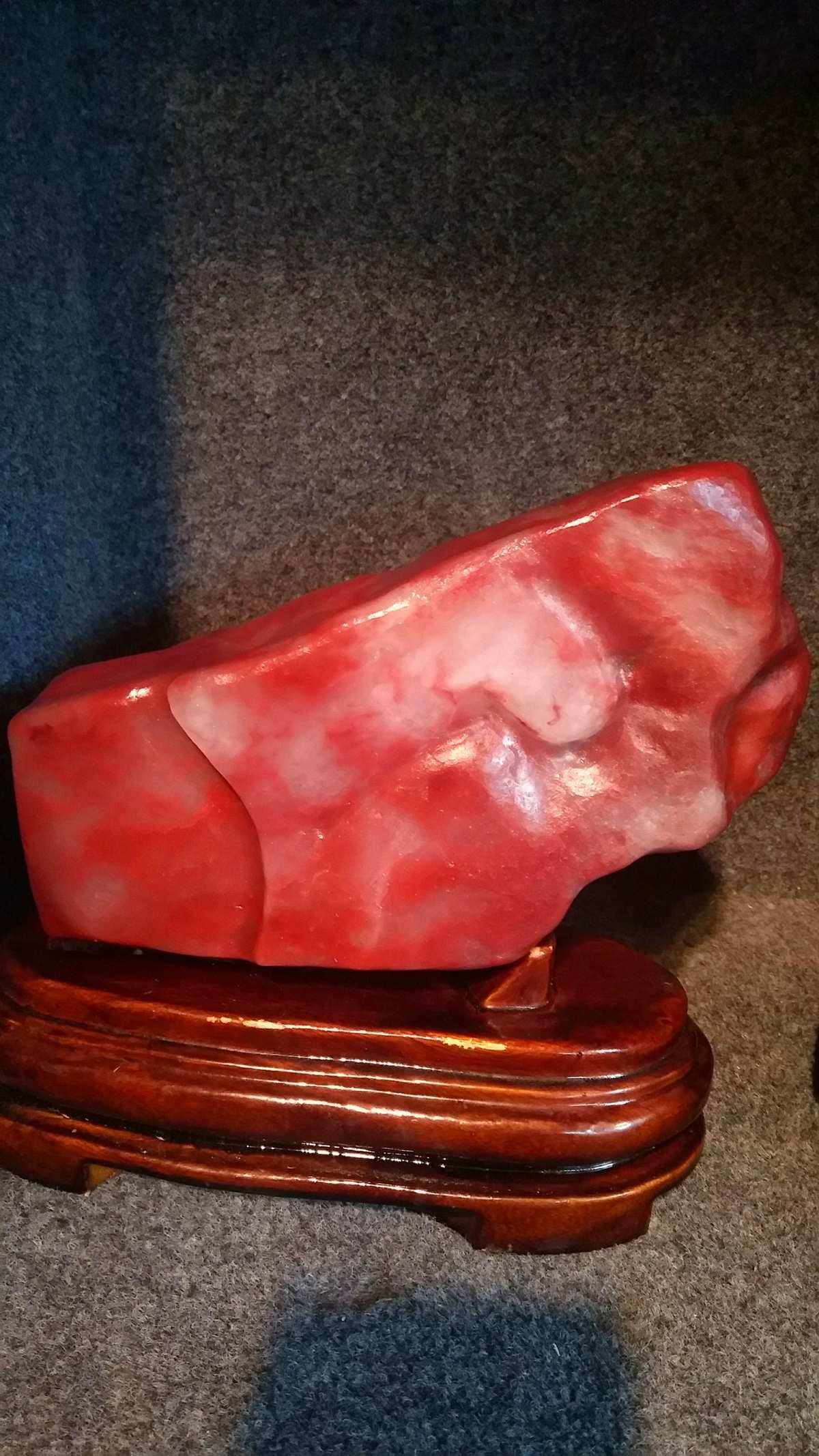 冰川骨血血龙玉玛瑙是产于云南边境玉龙雪山万古冰川之上5000米的原生