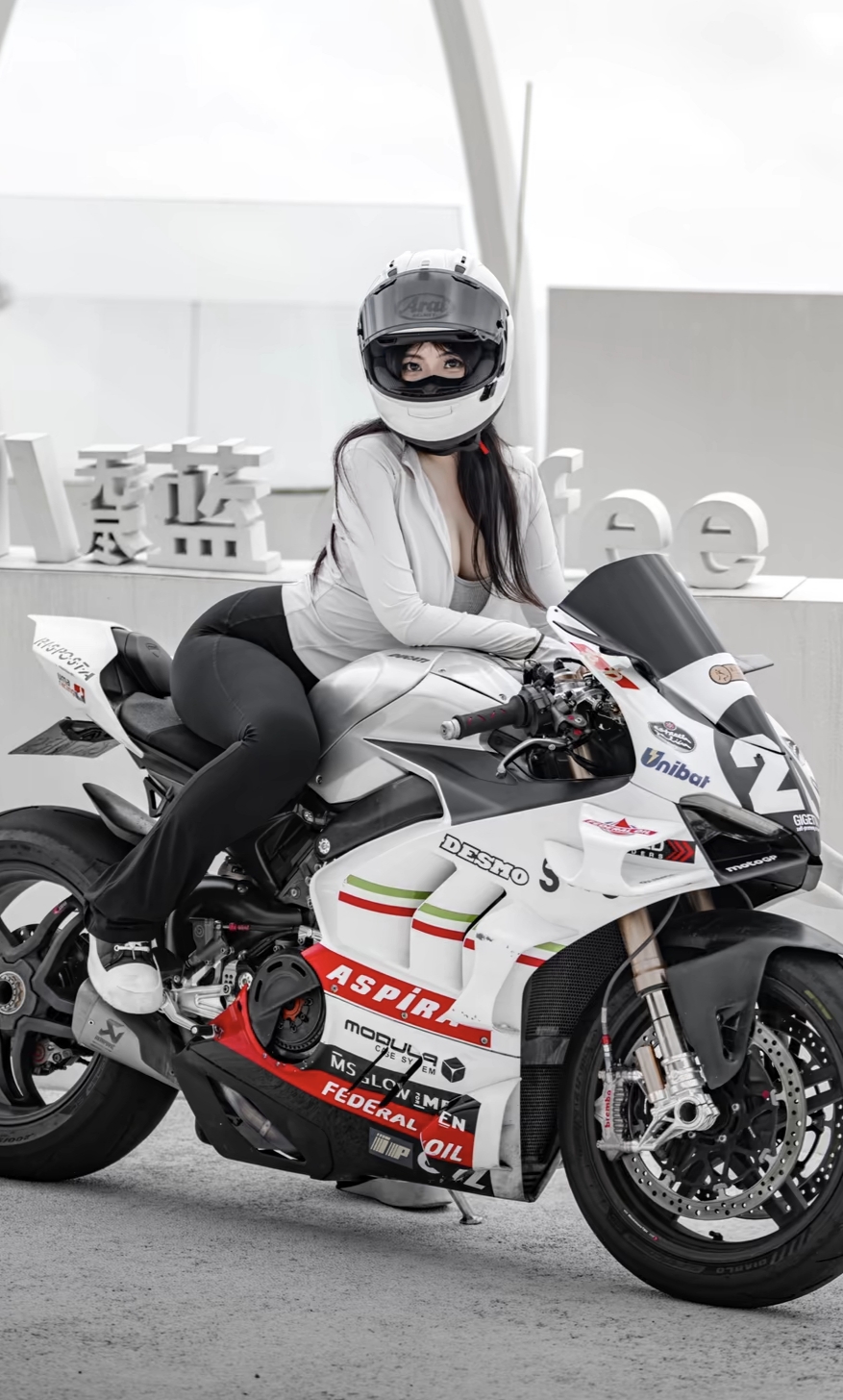 路上风景往后退,自由在身前,骑起来啥烦恼都被风吹