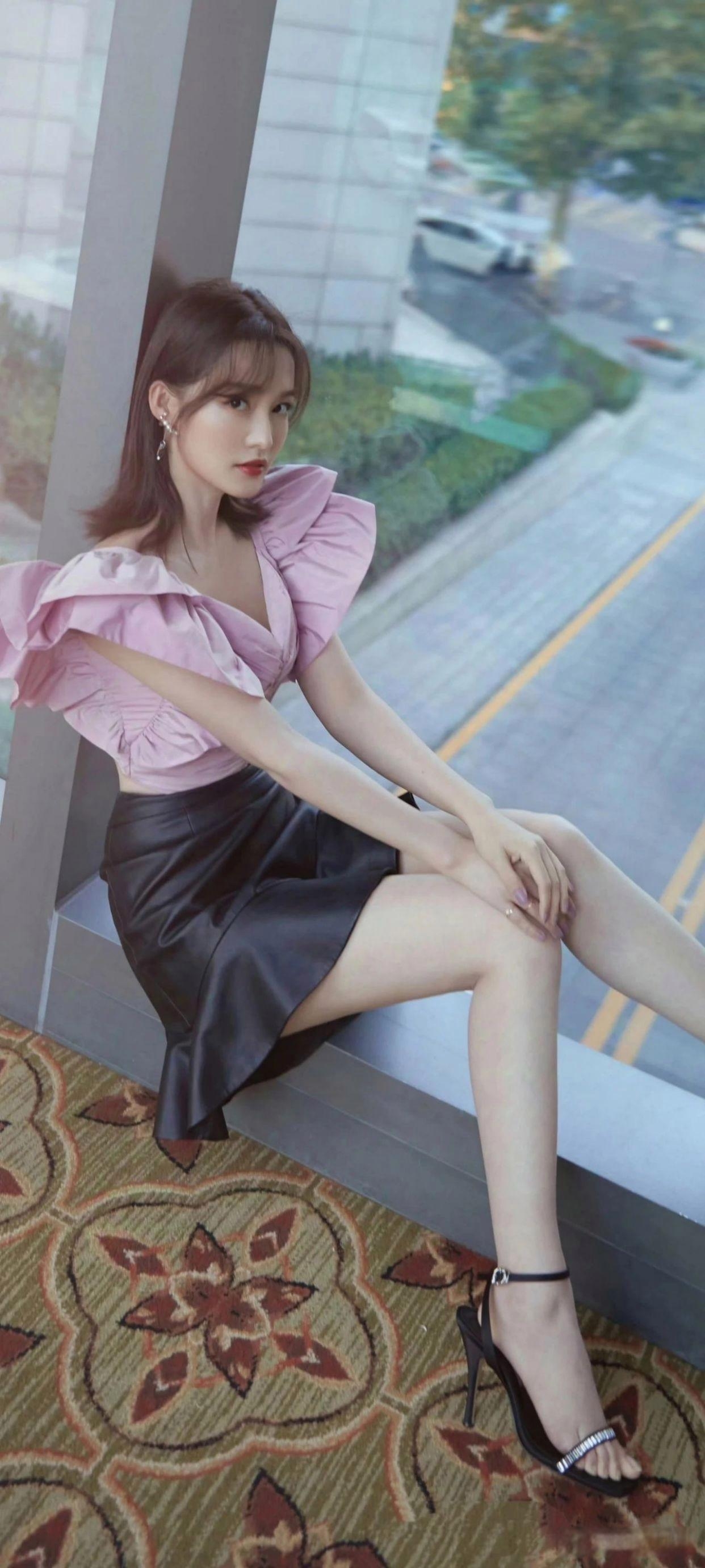 照片李沁三角李沁吊带李沁胸李沁忘记自己穿短裤超短裙李沁李沁"m字蹲