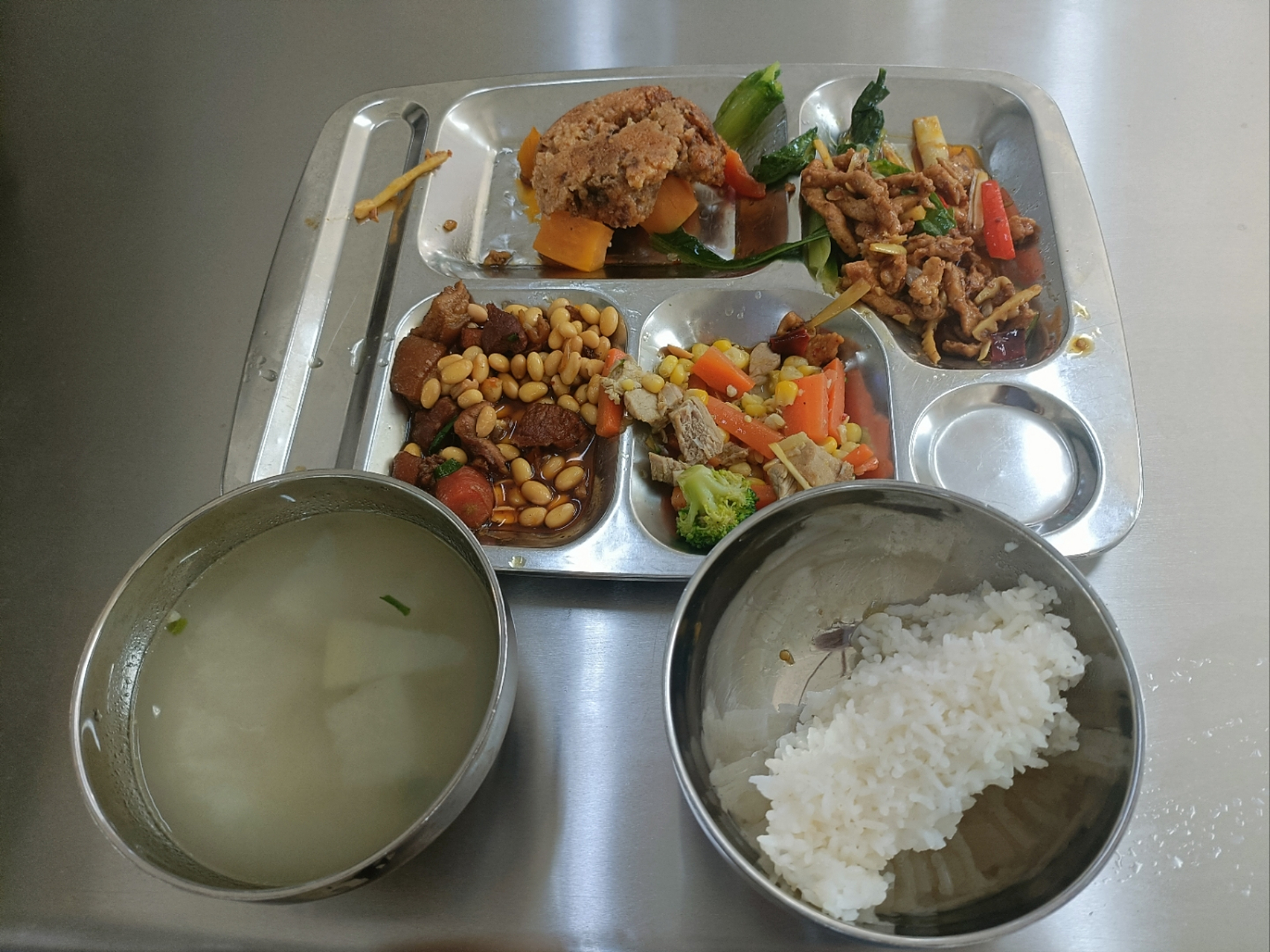 中学教师餐,我是一名中学教师,食堂餐5元每顿,三荤三素,自己打饭,想吃