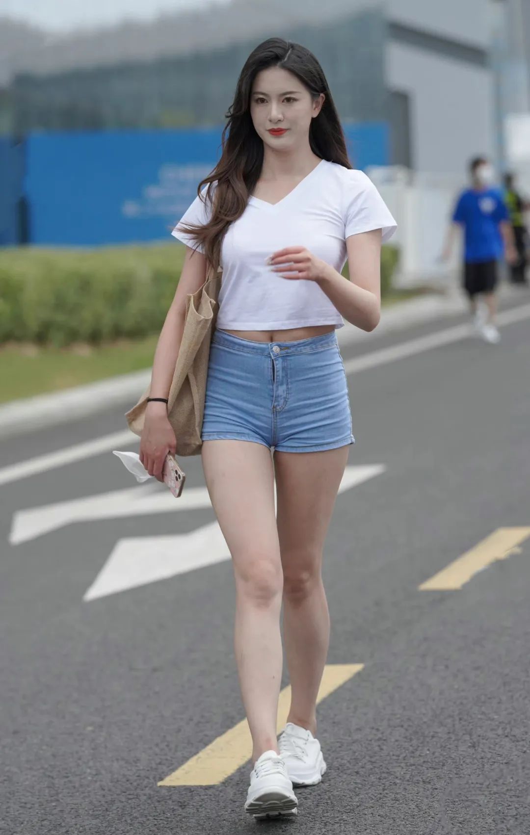 今日,我以一条俏皮小短裤装扮,瞬间唤醒了内心的童趣,仿佛周身都散发