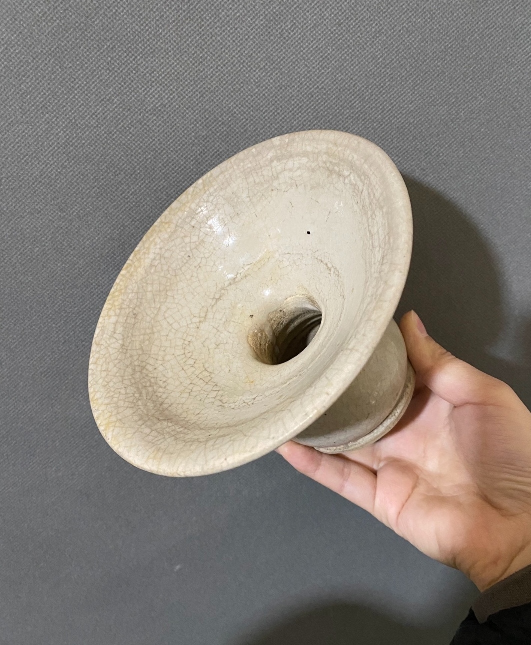 白釉渣斗,胎釉结合过于紧实,釉面开片纹理层次感不足,底部胎质板结显