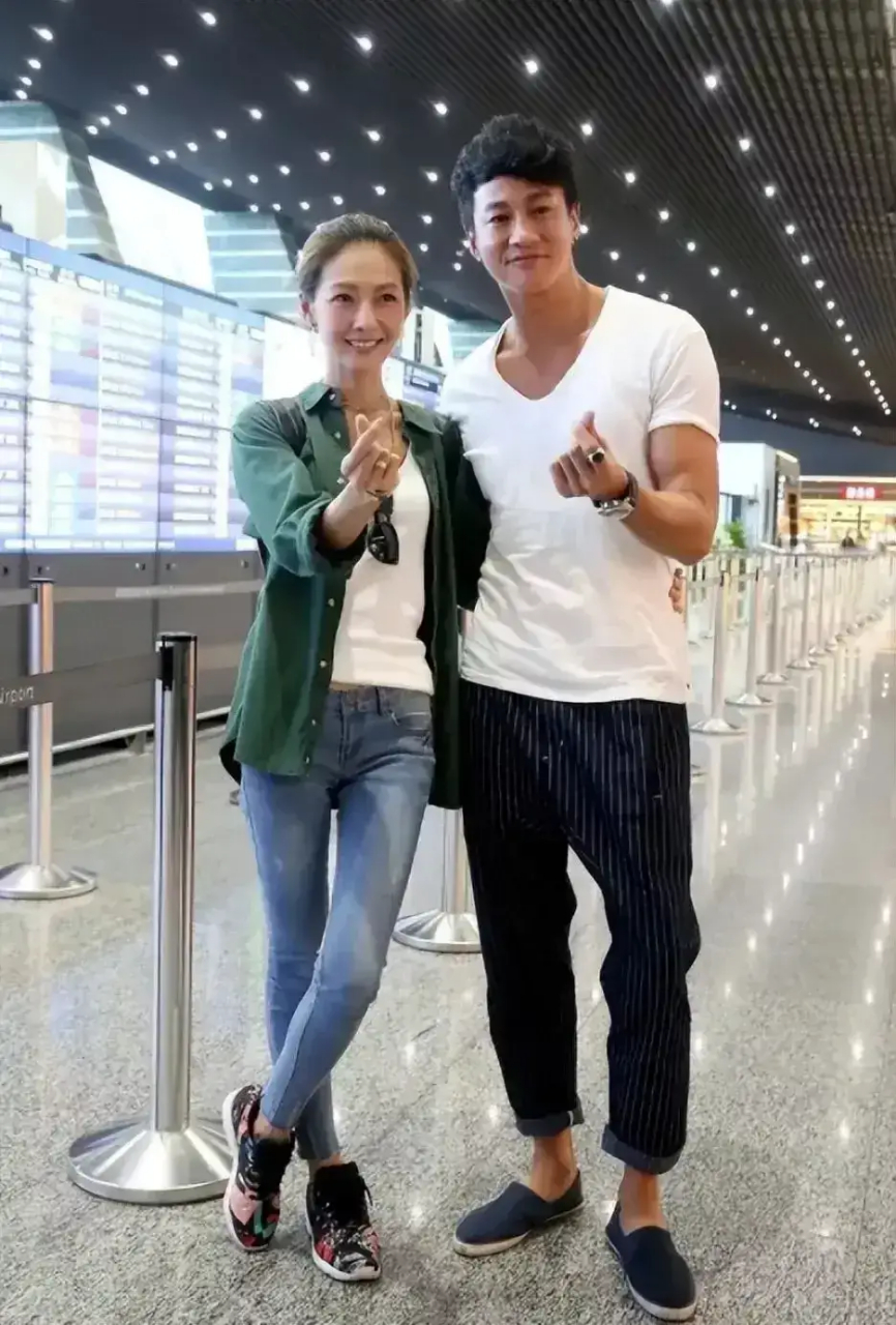 妻子林佩希有点像江疏影的感觉,很有明星气质.