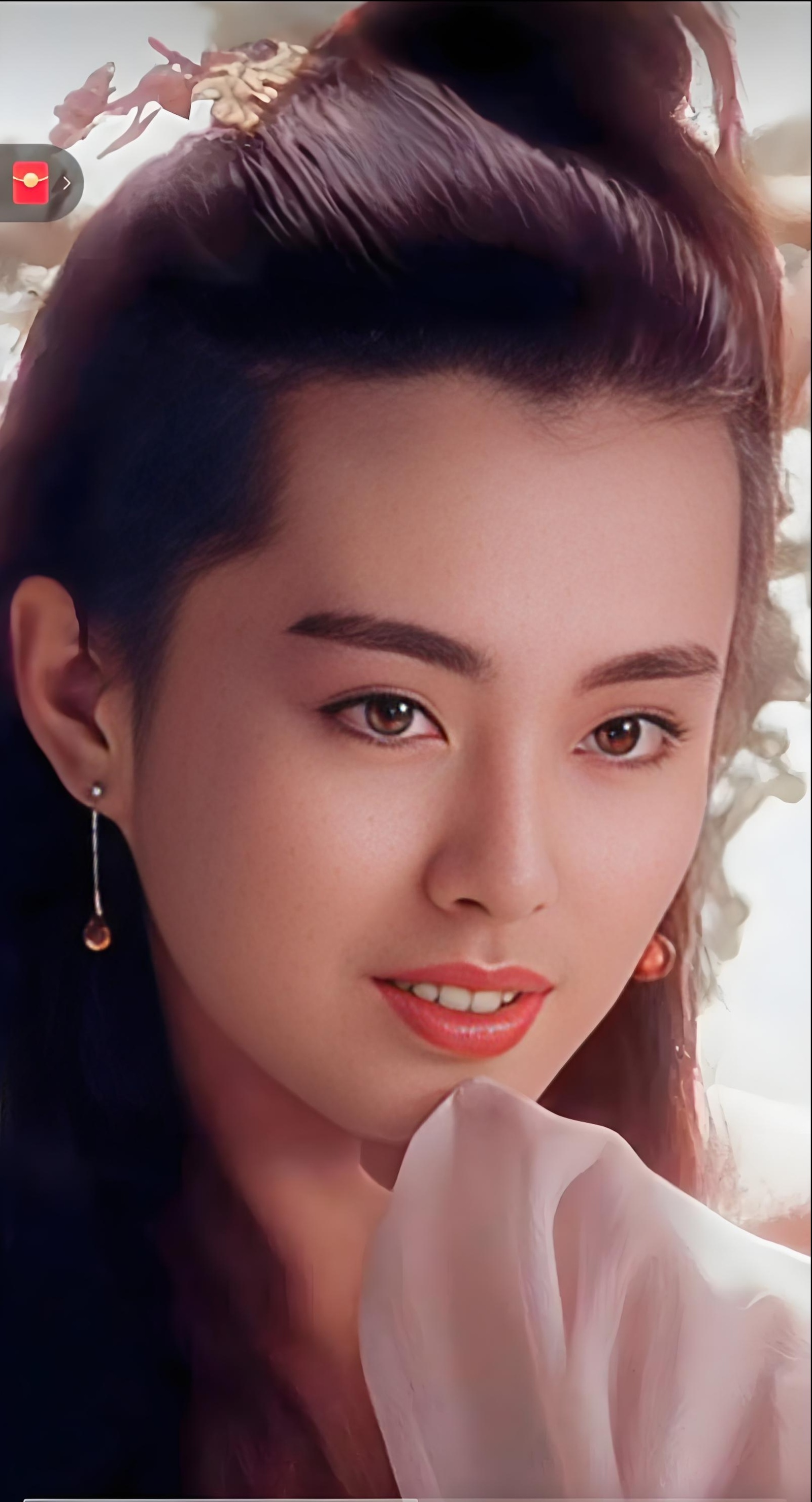 黛眉轻蹙韵天成,凤眼含情百媚生