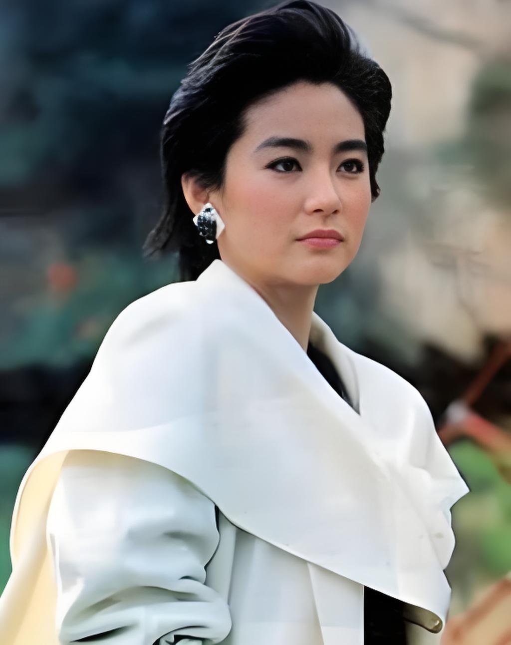 林青霞的美,是银幕里仗剑侠客的豪气与裙摆翻飞的柔媚交织出的一缕