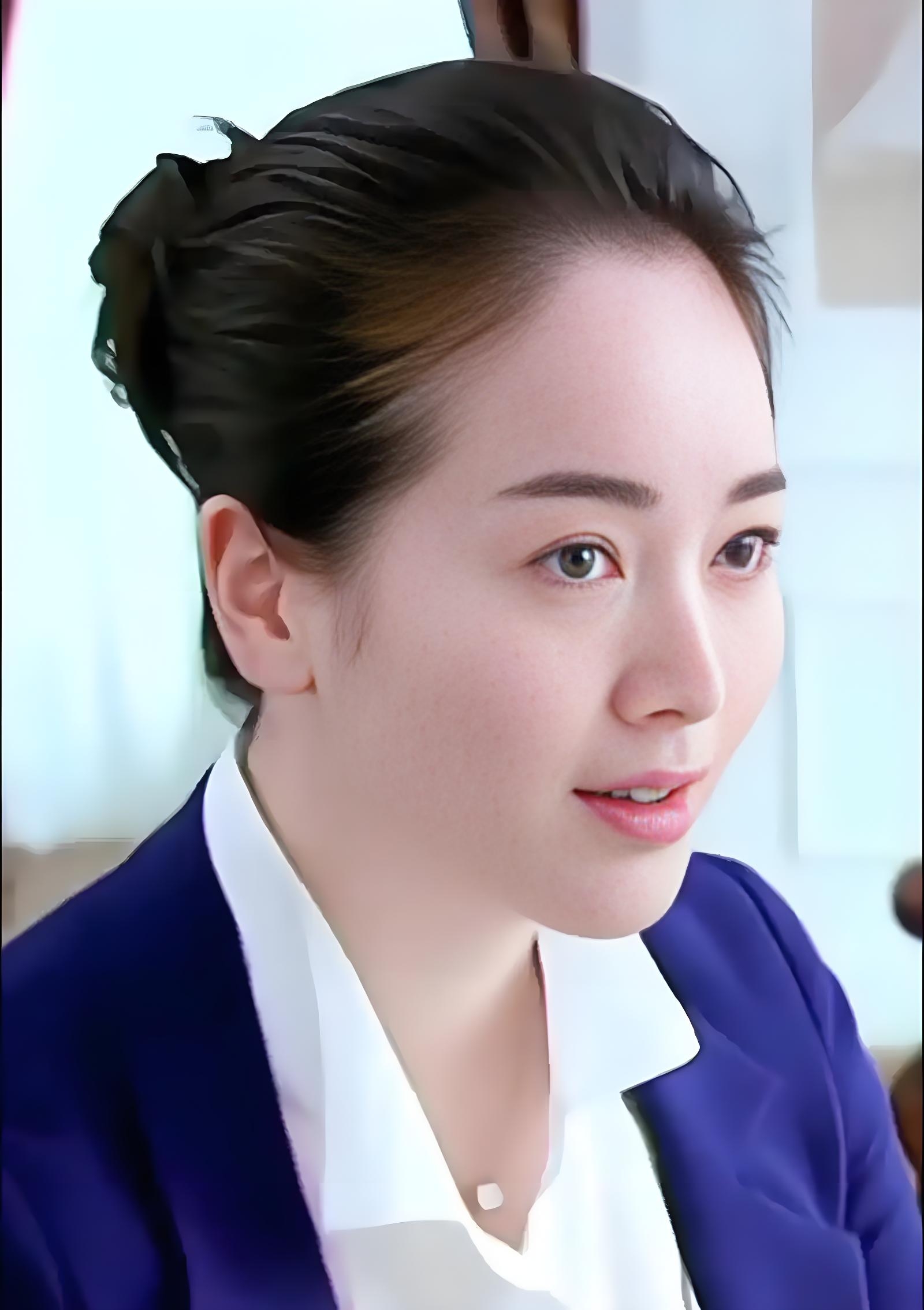 朱唇轻启樱桃绽,玉齿微呈皓雪浮. 肤似凝脂光自透,腰如弱柳态偏柔