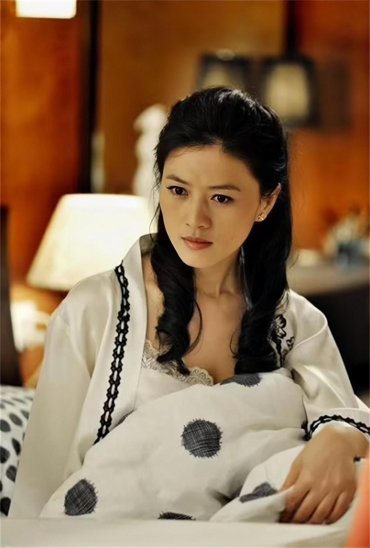 秀靥天生倾世貌,双眸秋水含情.身姿婀娜韵如铃