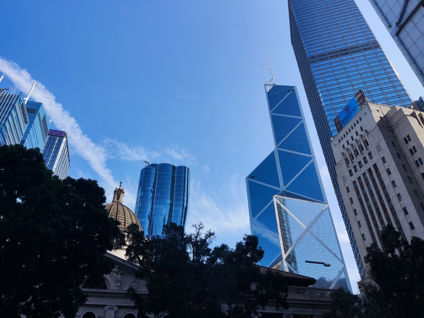 如此,干净利落地在几分钟之内完成打卡就急着赶大厦和海滩人群的图片