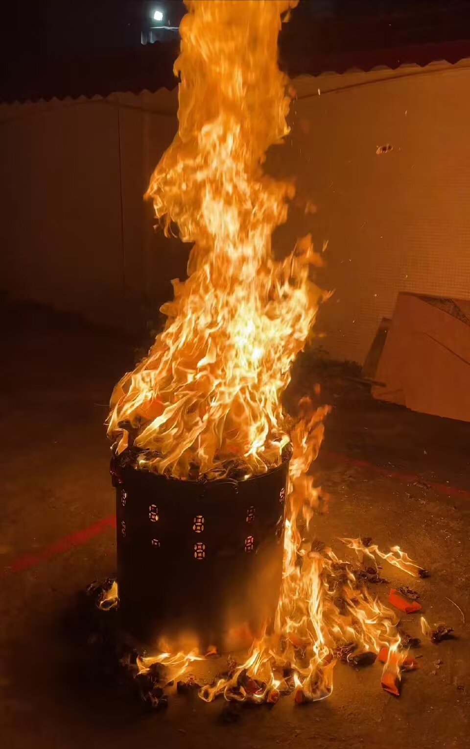 祭祀时,许多人烧纸祭奠,但你是否曾留意到,火焰总是倾向于朝你飘去?