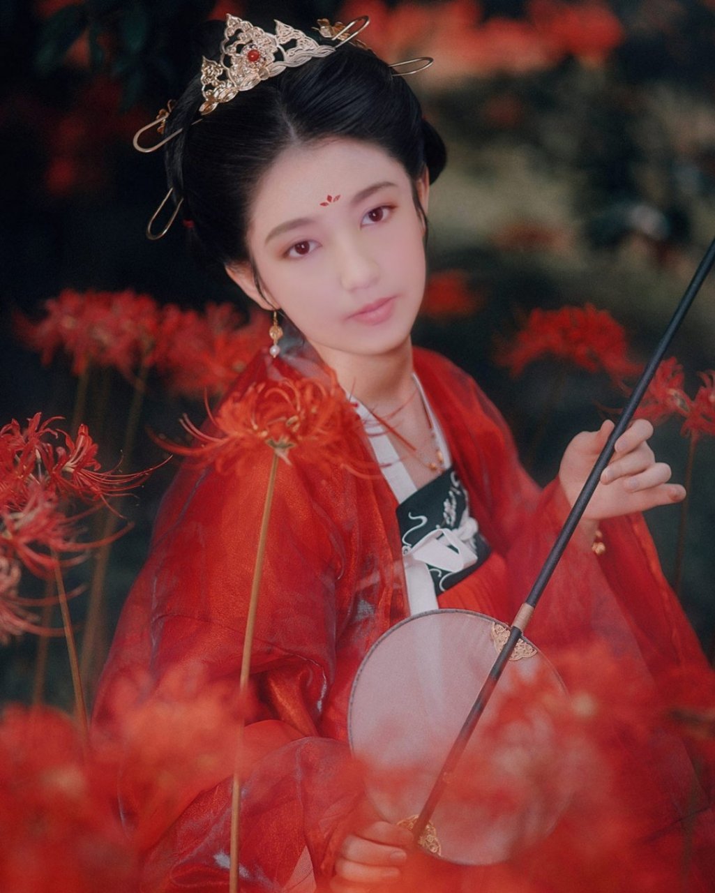 感觉这个妆容和这件衣裳很适合娜孜古丽.
