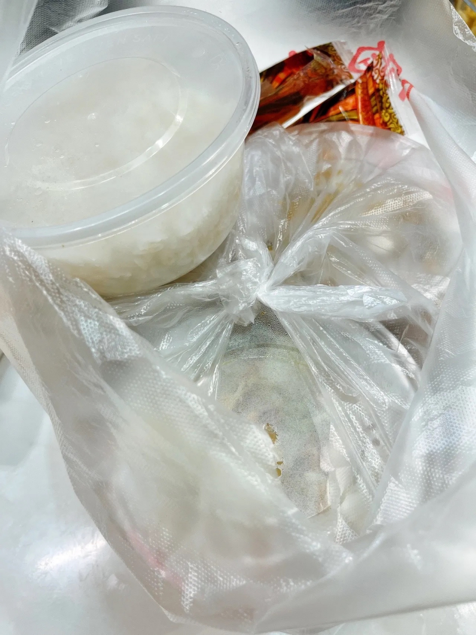 嫂子给我100元让我给她做5人餐,我直接打包了五份盒饭,有荤有素米饭管