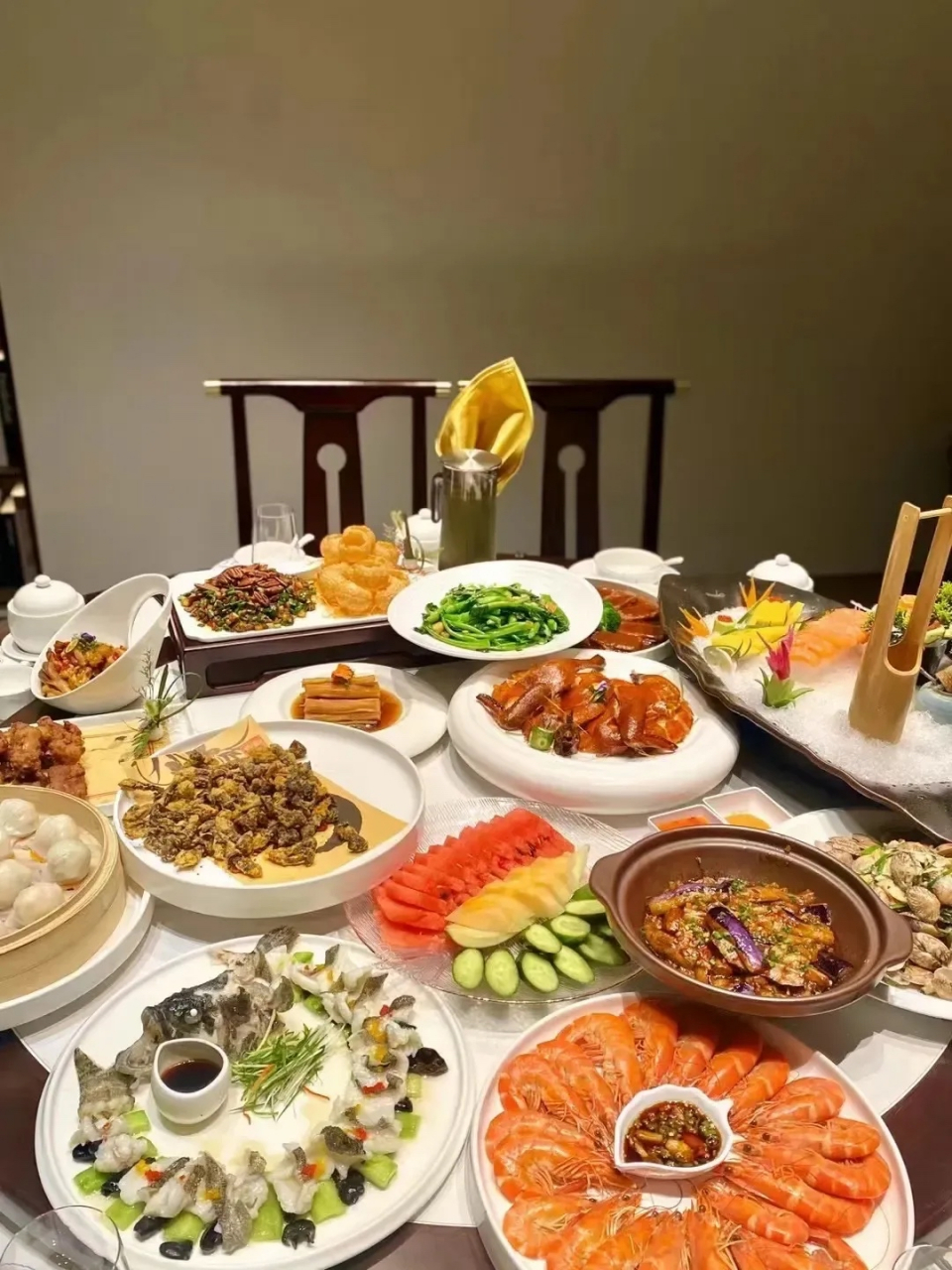 图一是以前同学聚会吃的图二是现在,怎么感觉我们越活越抠门了呢?