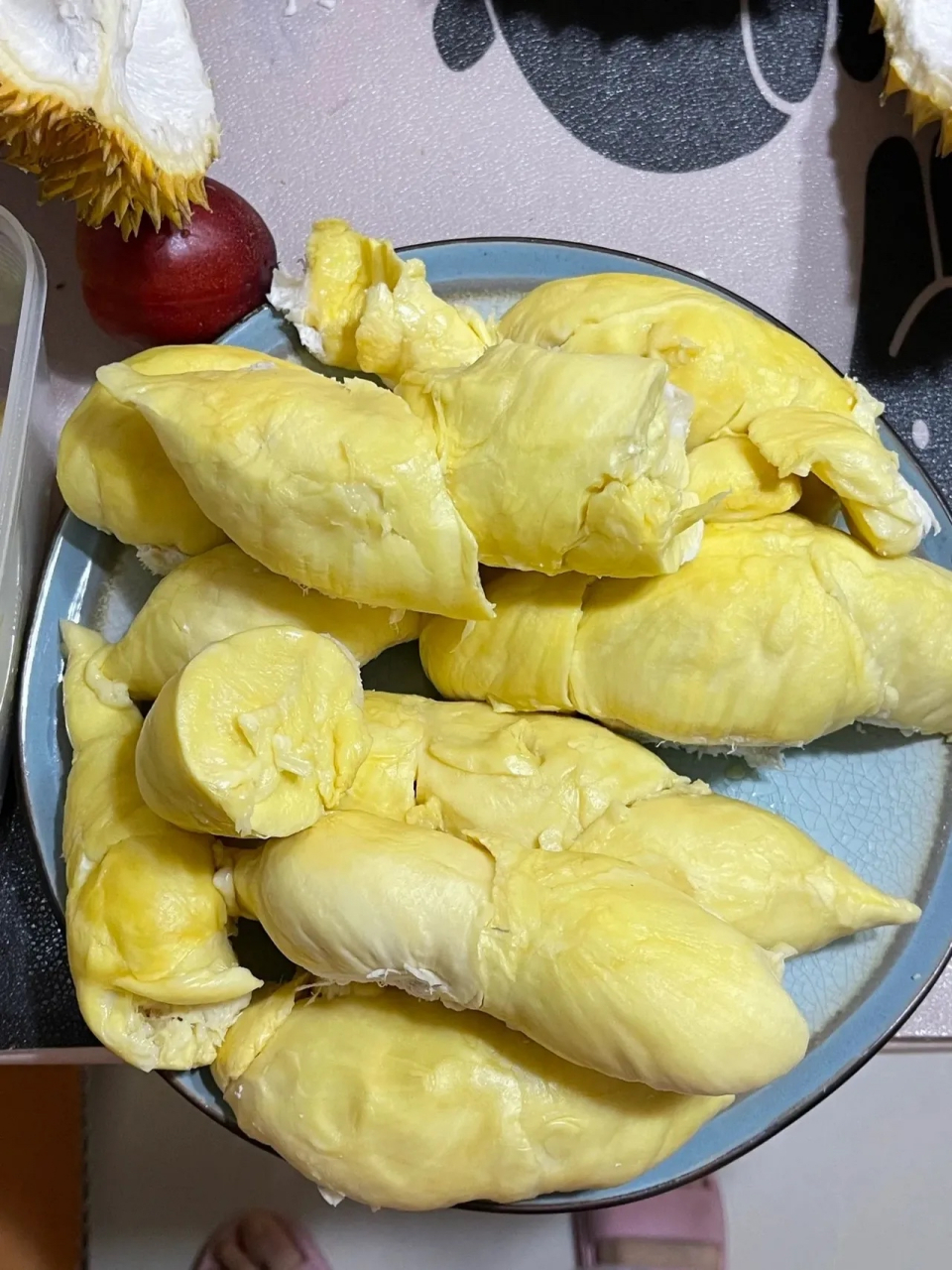 买了三个榴莲准备送客户,睡一觉起来婆婆就给剥好了,还夸我会买,说要