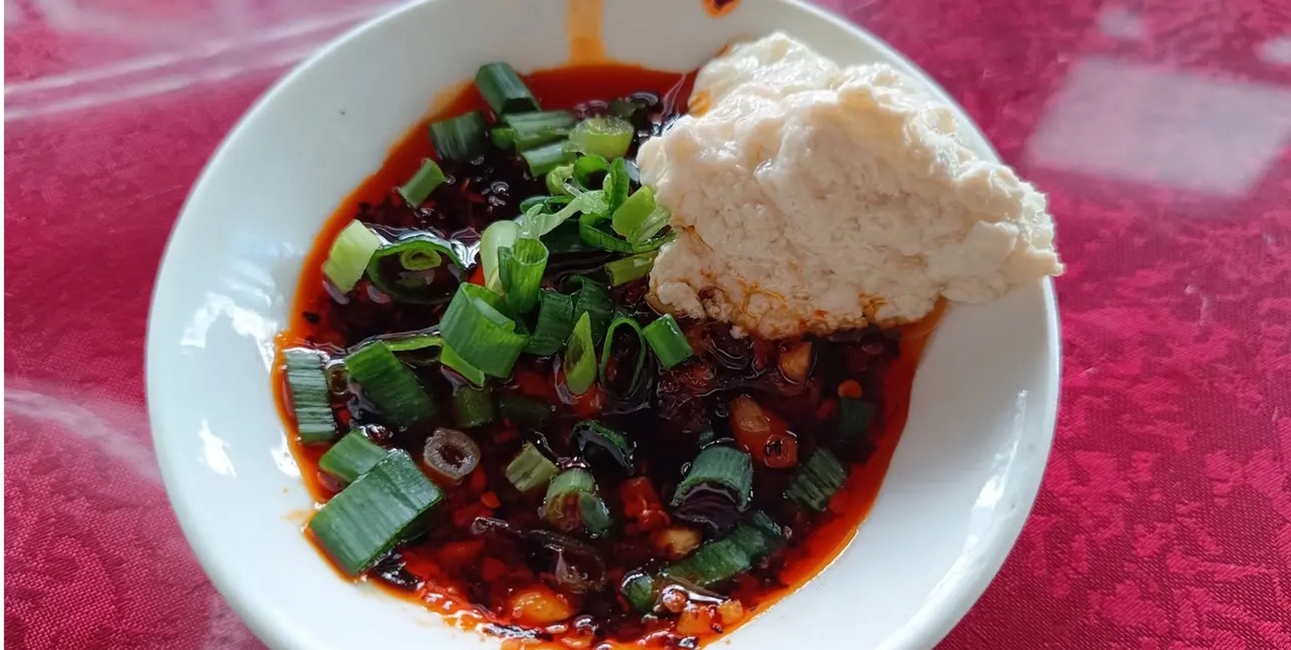 吃过甜豆花咸豆花,第一次来四川居然吃到辣豆花,还是自己见识少了.