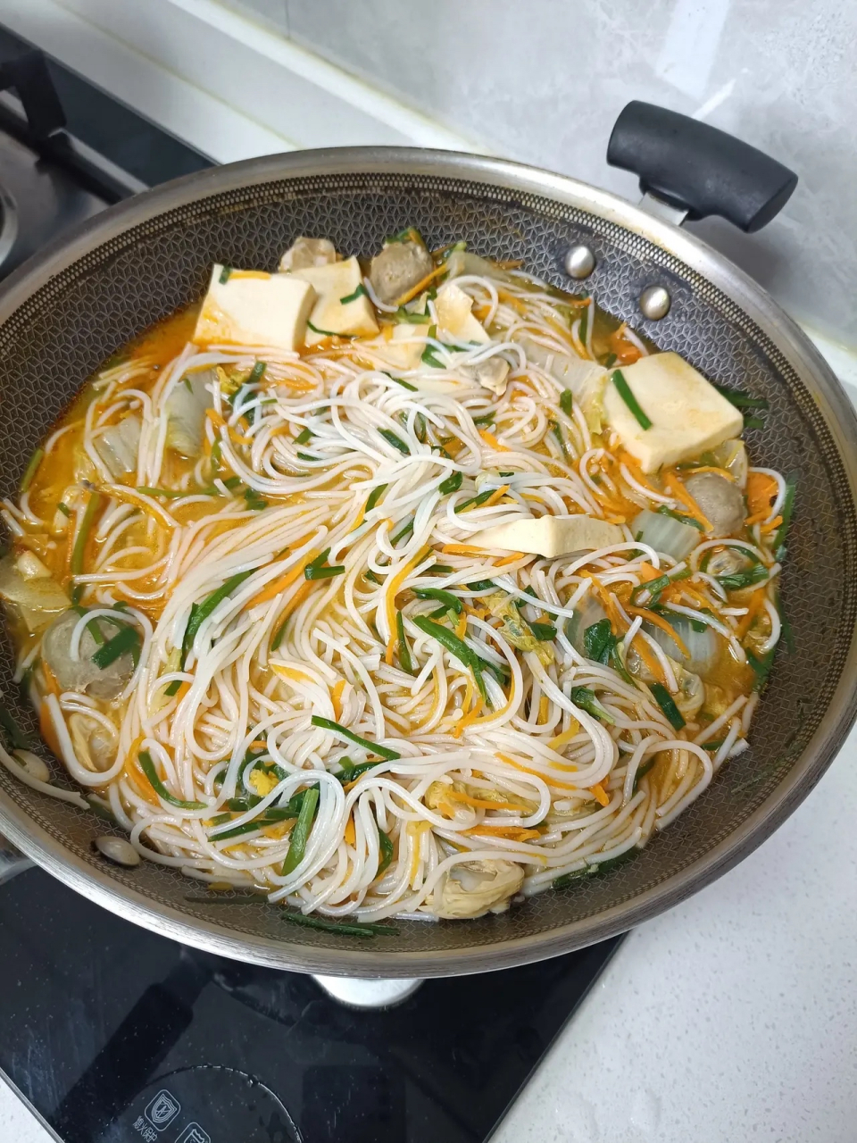 42岁的大表姐今年赶时髦离婚了,一个人煮一大锅米线吃不完,说后悔了