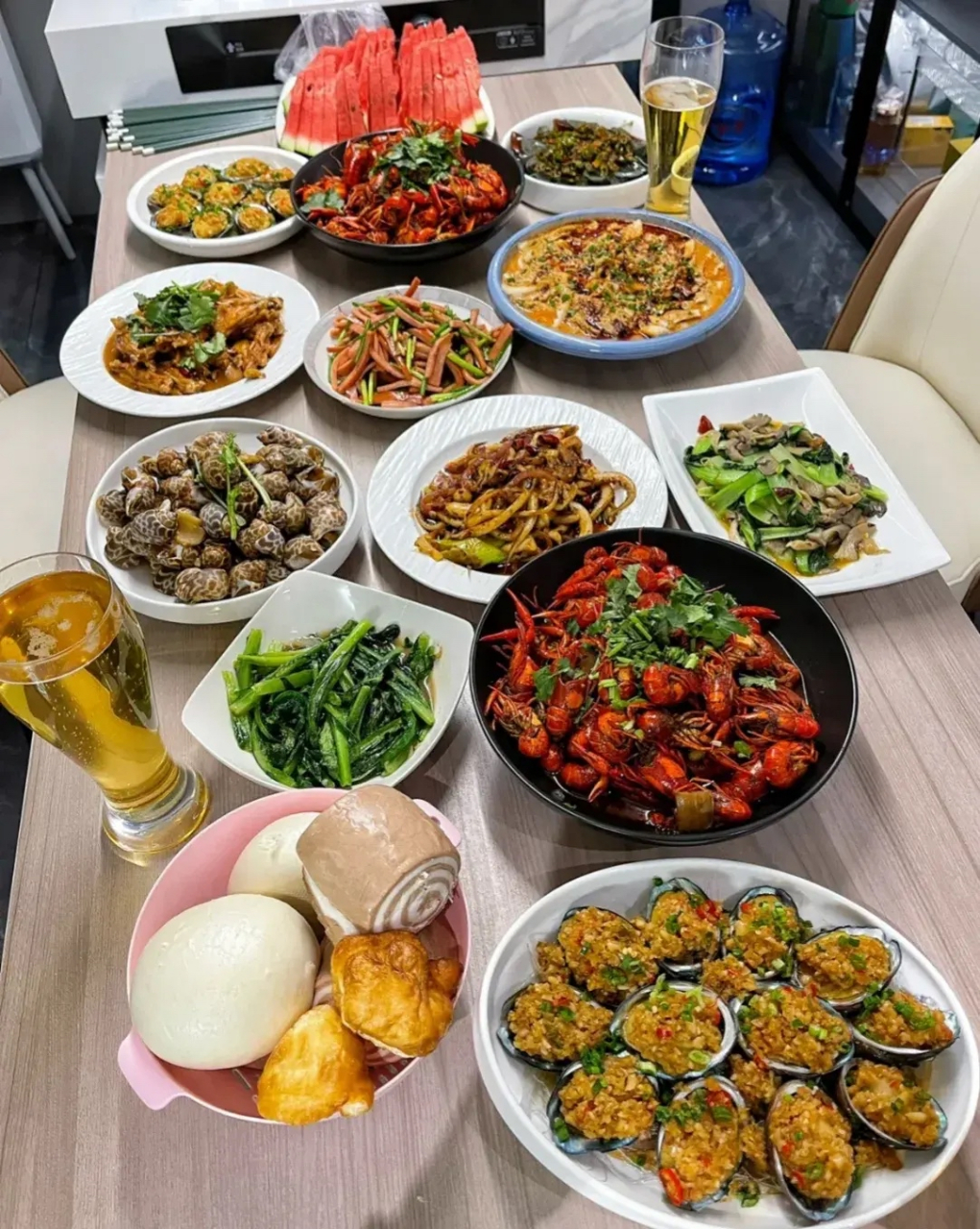 亲家母第一次来做客,我和女儿做了一桌子菜款待,她还阴阳怪气,说我做