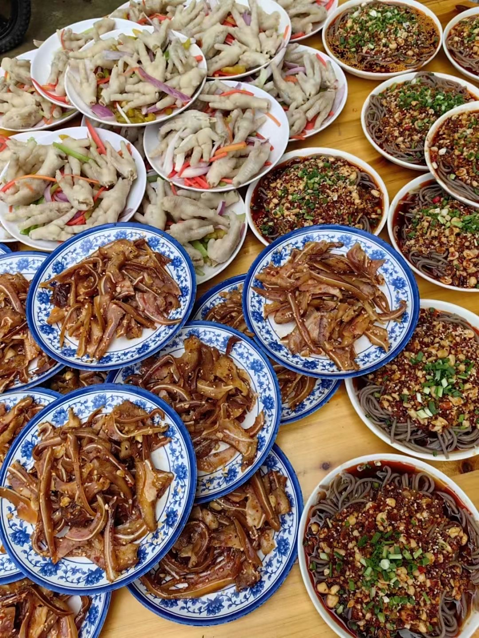 四川农村的坝坝席,一家三口给了100元吃了两顿,你觉得值不值?