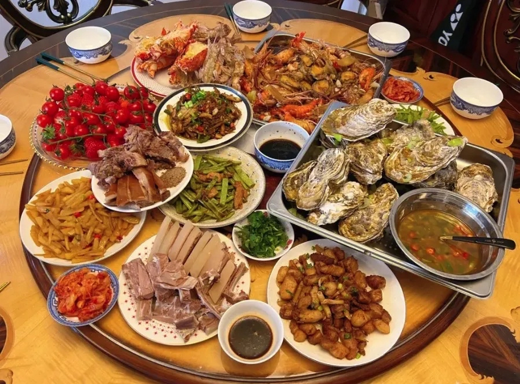 每次回老婆家,丈母娘就做一大桌子菜,我是看着就不安,感觉她两眼放光