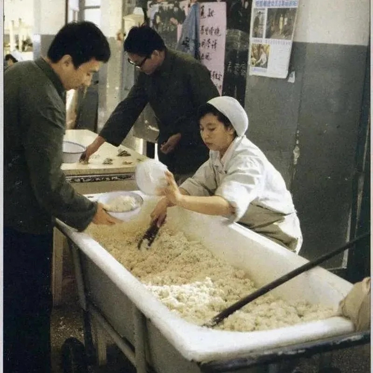 这是上世纪的国营食堂,看到他们拿什么装饭,不淡定了.