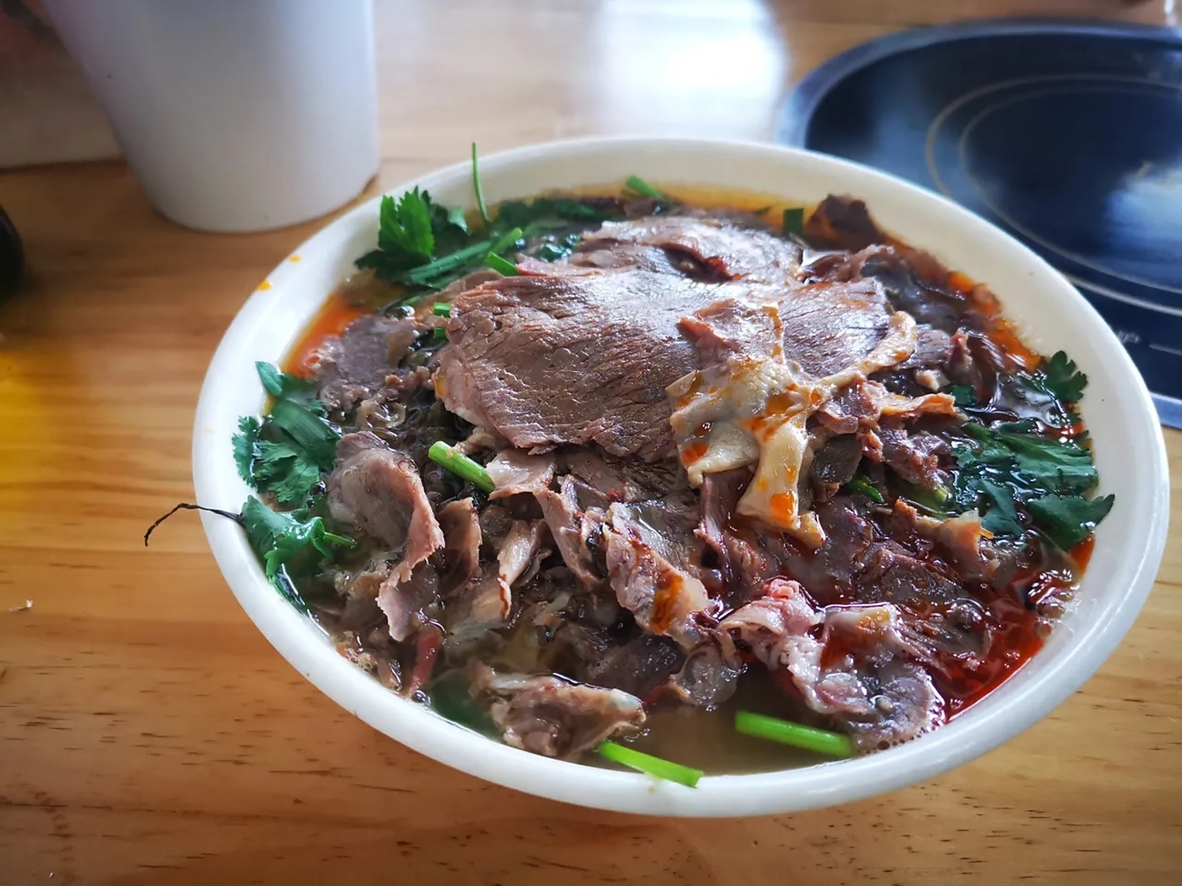 重庆11元一碗的羊肉米线,老板是不想赚钱吗?