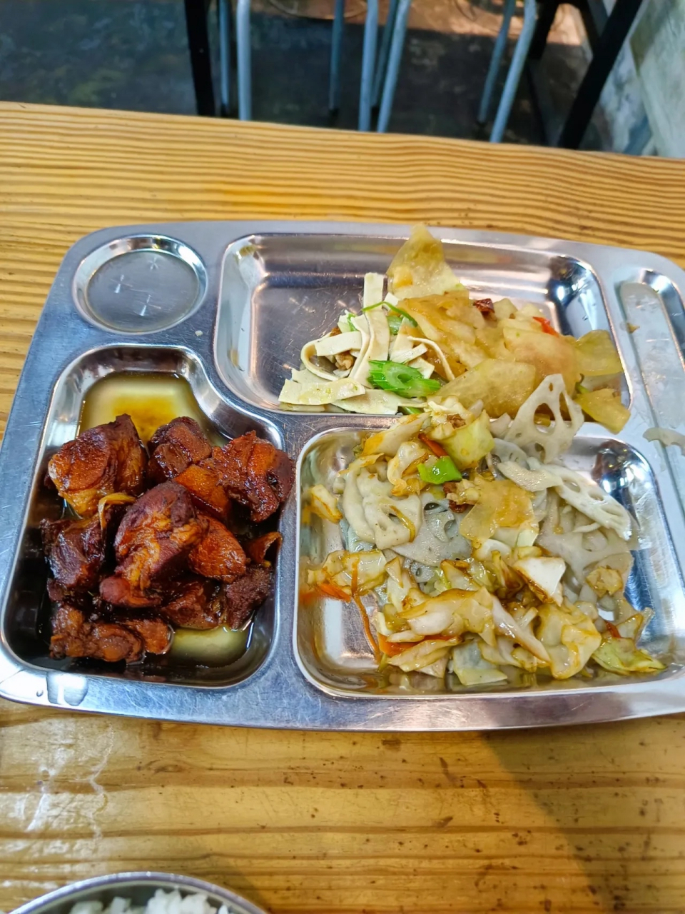 我们食堂5元一份的工作餐,你们觉得怎么样?