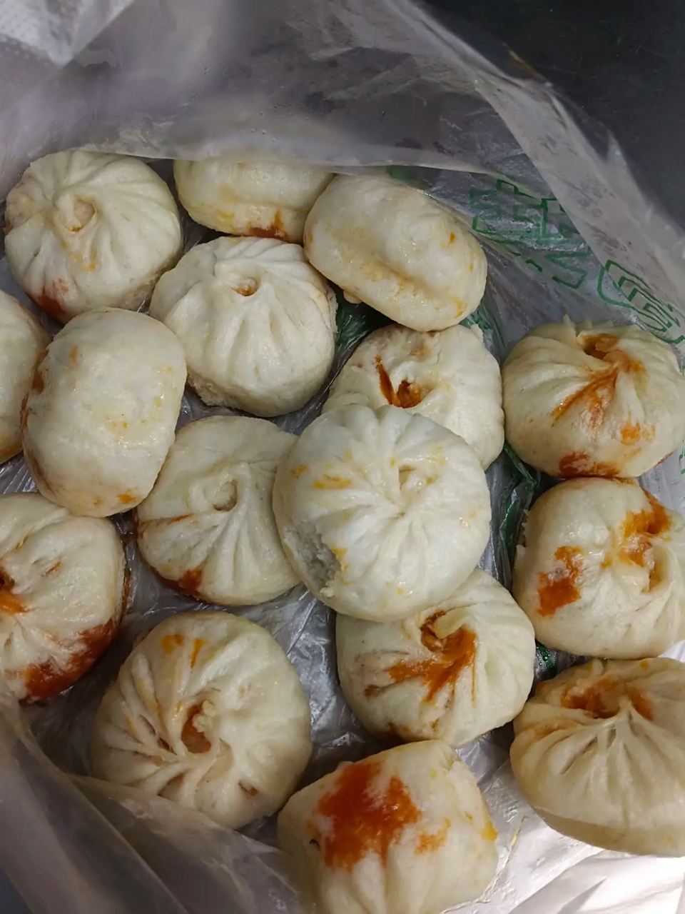 我出于礼貌说请他,结果他说还要给女朋友带早餐,又打包了一大袋包子走