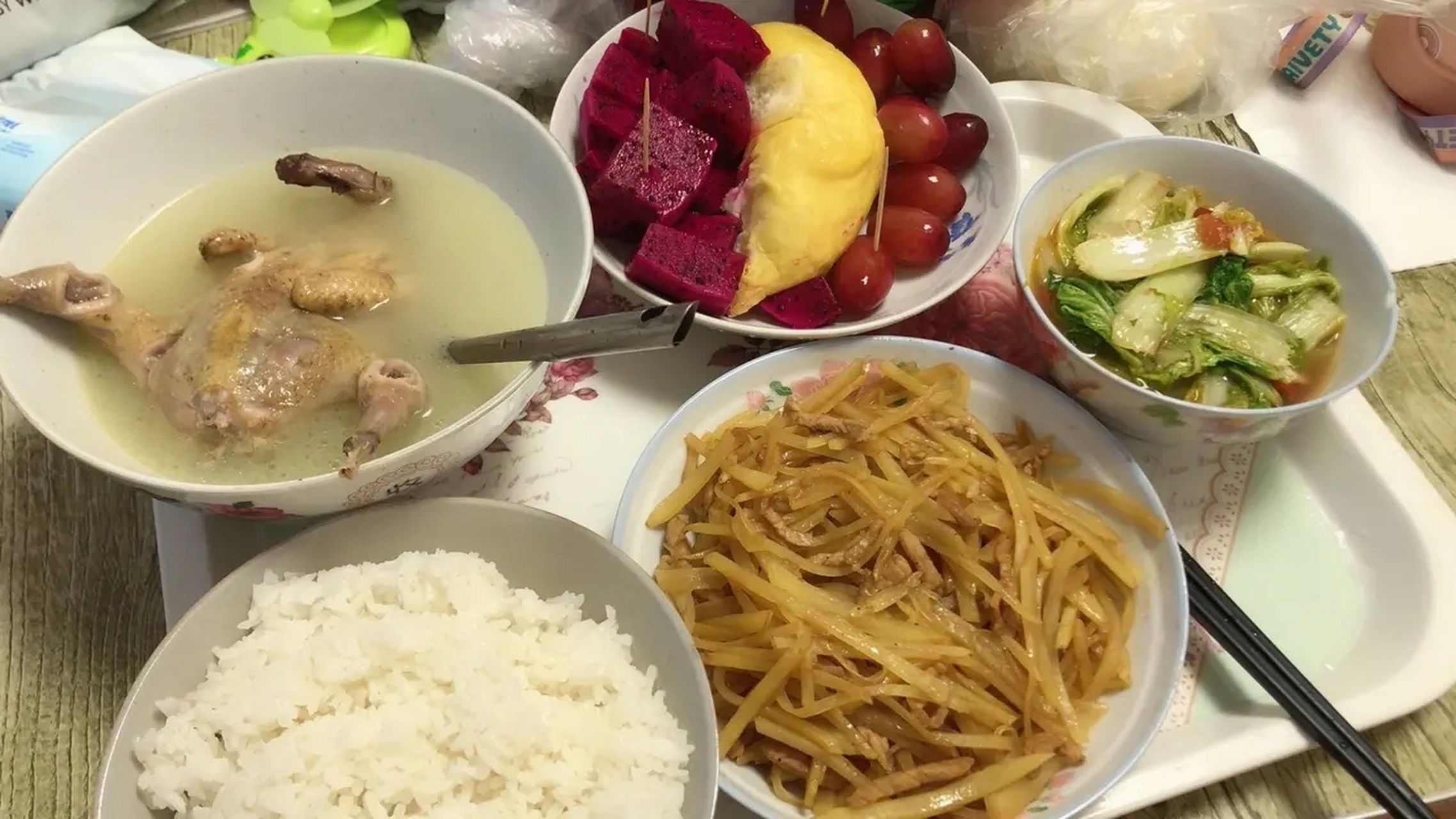 图一是我妈做的月子餐,图二是婆婆做的,一看就知道谁更心疼我了吧.