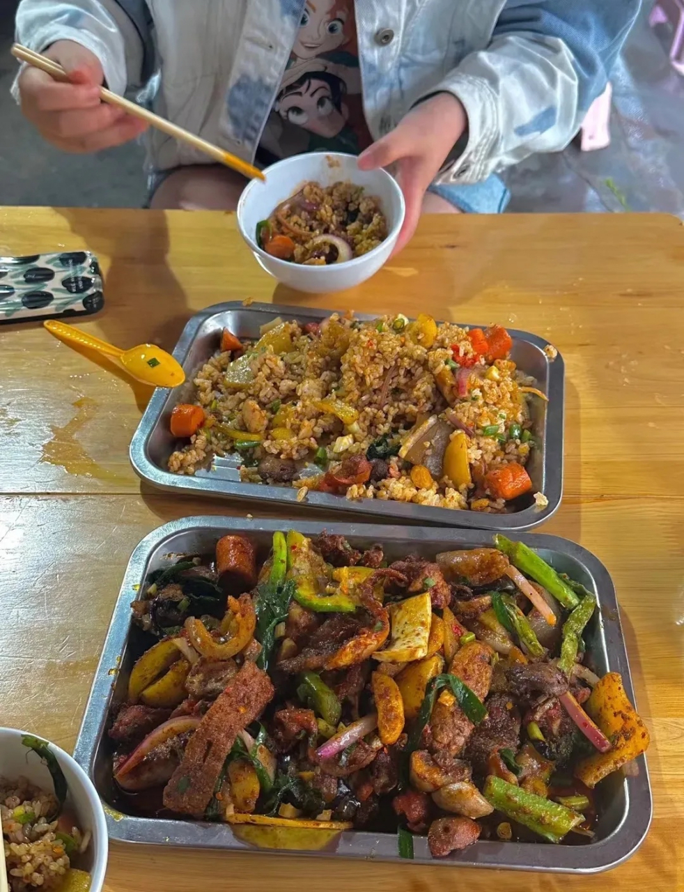 带女朋友去吃夜宵,她一直说不吃不吃,等我打个电话回来,就变成图二了.