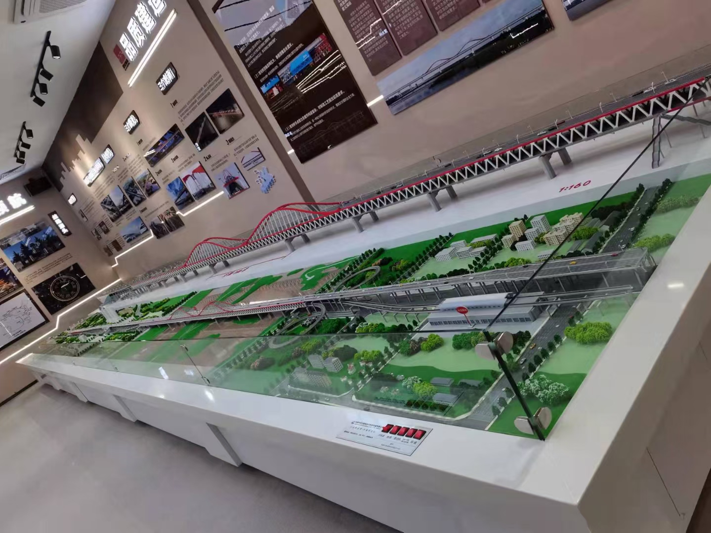 北京沙盘制作公司# 哇,北京这个桥梁模型做得太逼真了,高铁飞驰豆过