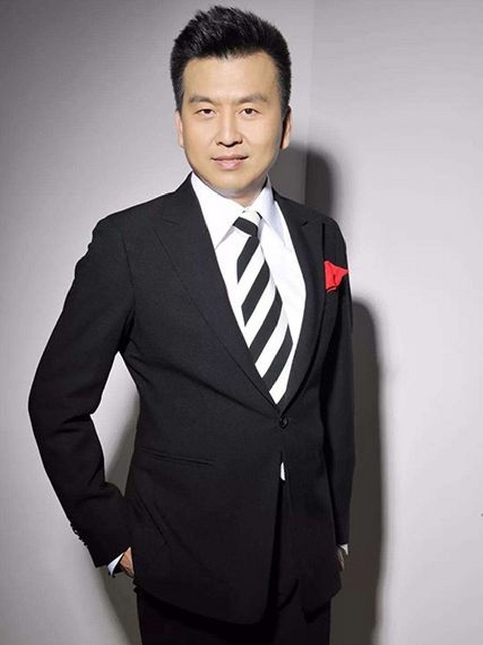 央视主持人张泽群实名举报:北京市朝阳区法院12368䜣讼服务热线外包.