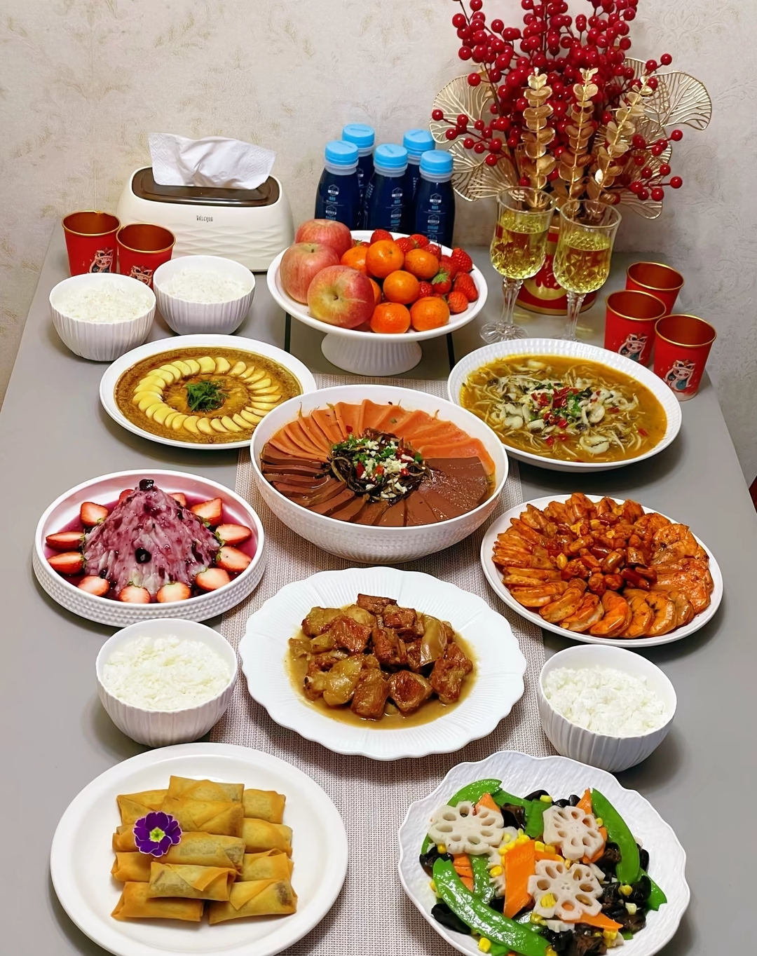 餐桌上摆满了色香味俱全的佳肴,有精致摆盘的草莓八宝饭,甜润的蒸南瓜