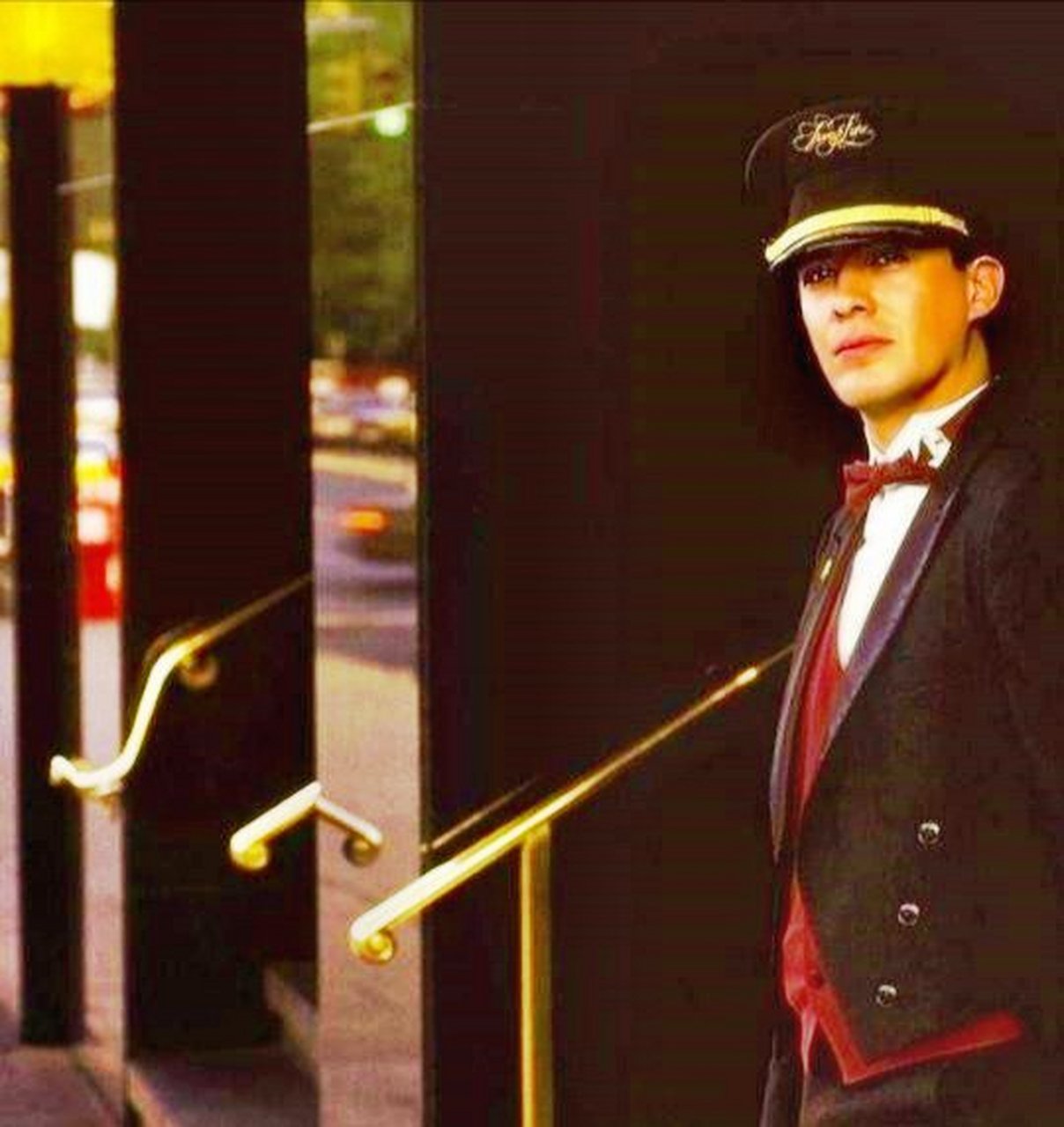 这个人名叫吉尔,19岁去佳士得应聘,职位是拉门,负责迎来送往所有