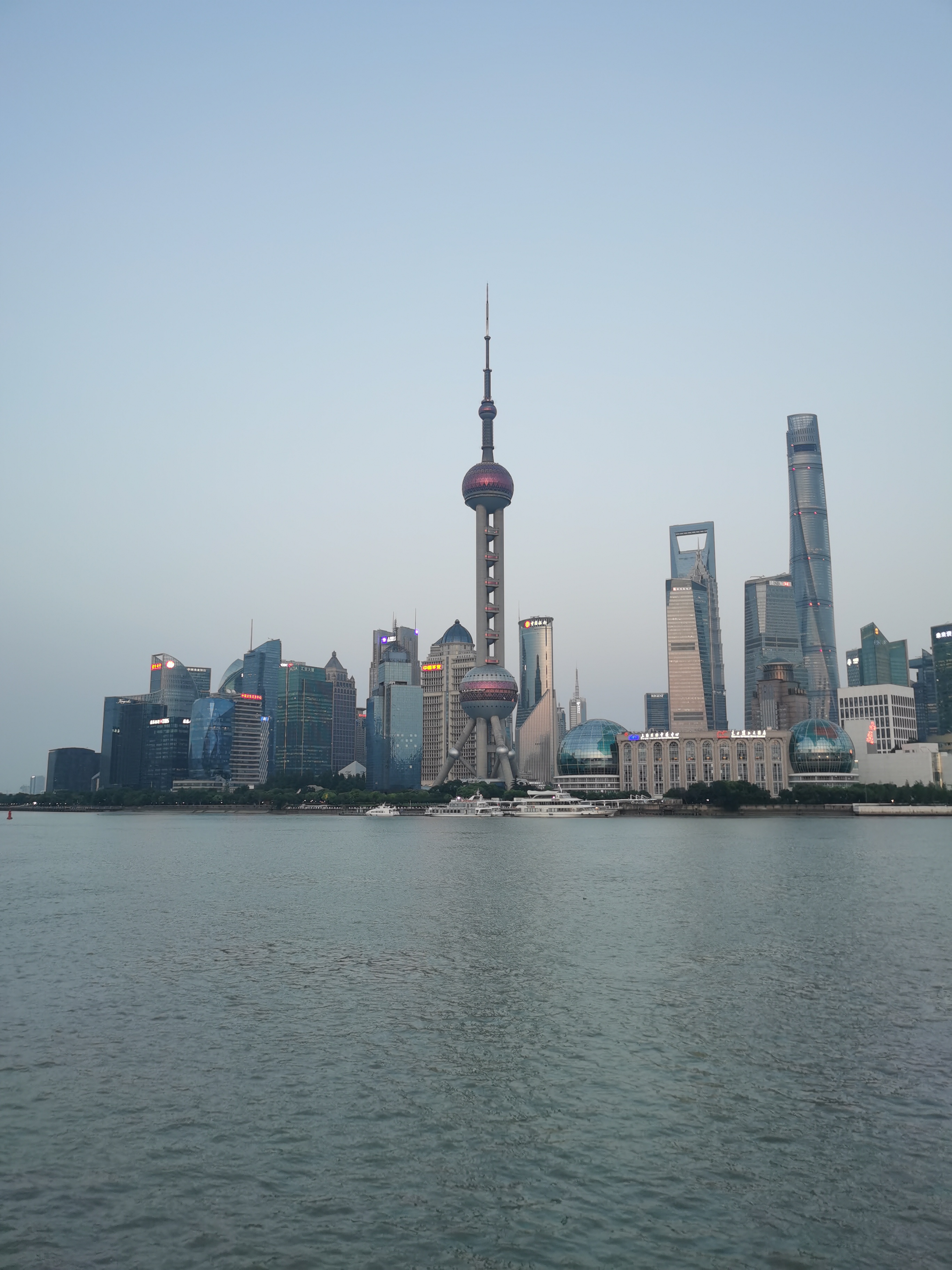 这些高楼大厦的灯光照亮了整个城市,让人感到一种无