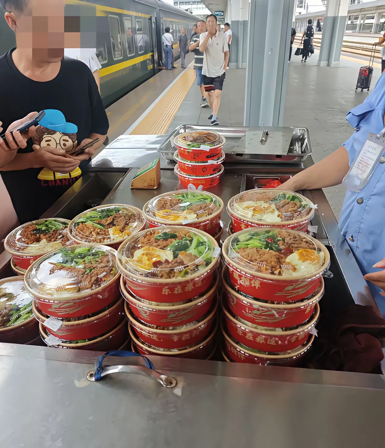 远远就瞅见餐车推得满满当当,米饭堆得冒尖,菜也是一大勺一大勺