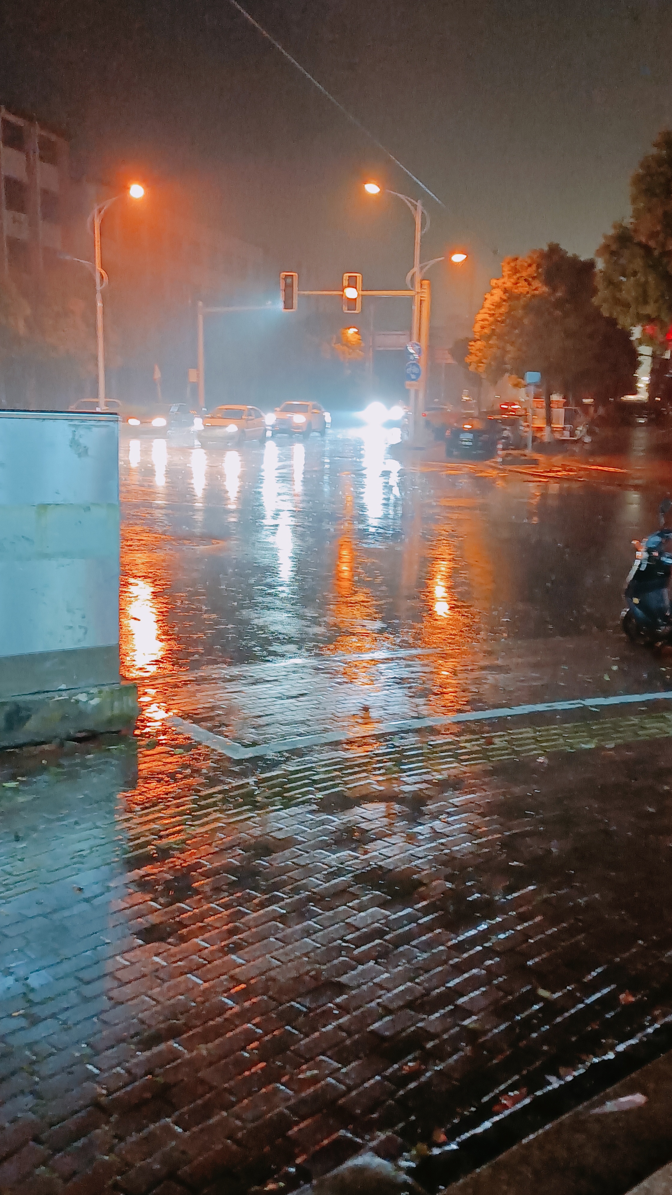 城市白天下雨真实图片图片