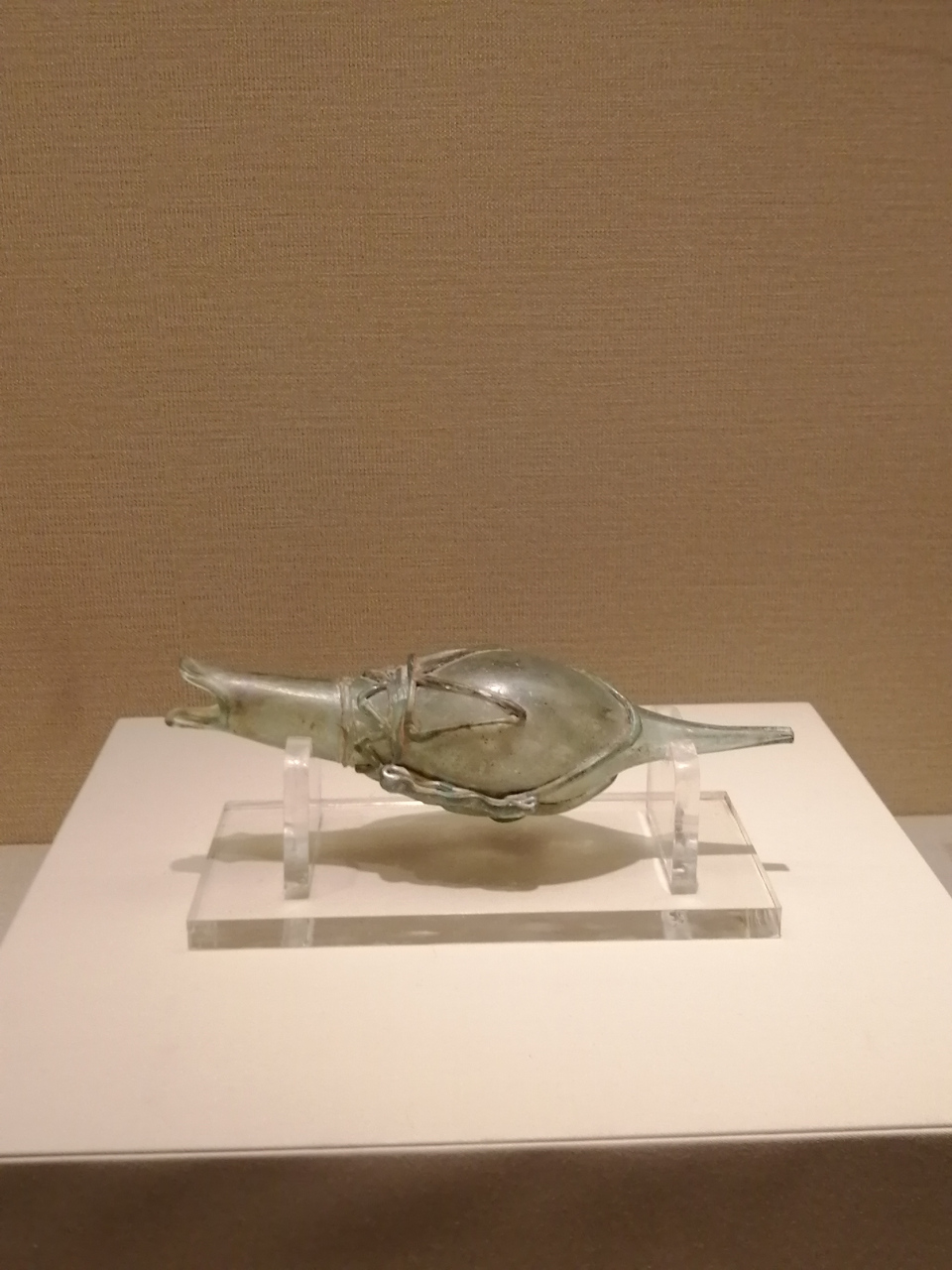 鸭型玻璃注    这是一件辽宁博物馆的镇馆之宝的之一.