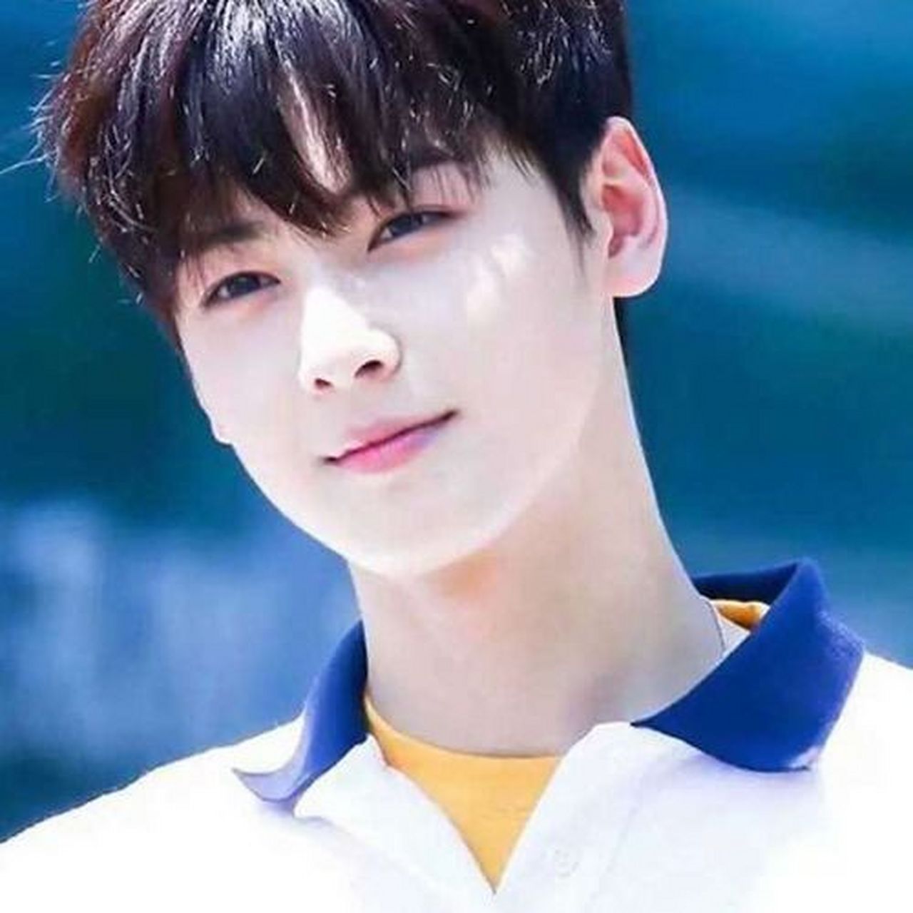 瓜子脸上,黑发飘飘,细长的刘海为颜值加分不少